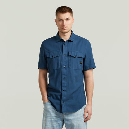 Camisa Marine Slim azul con corte ajustado, bolsillos en el pecho y material ligero, vista frontal.