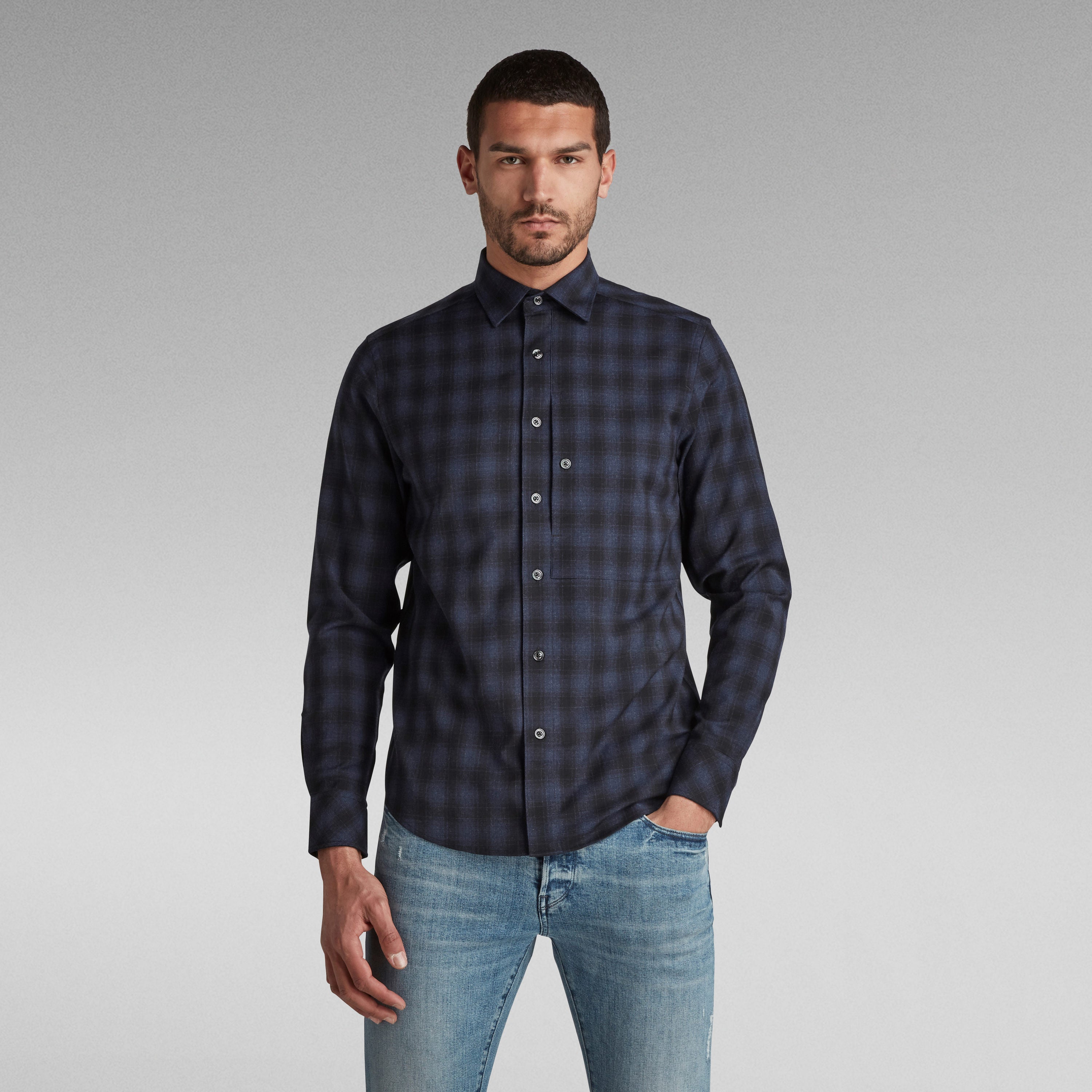 Camisa slim fit G Star de cuadros en tonos oscuros, modelo masculino con corte ajustado y manga larga.