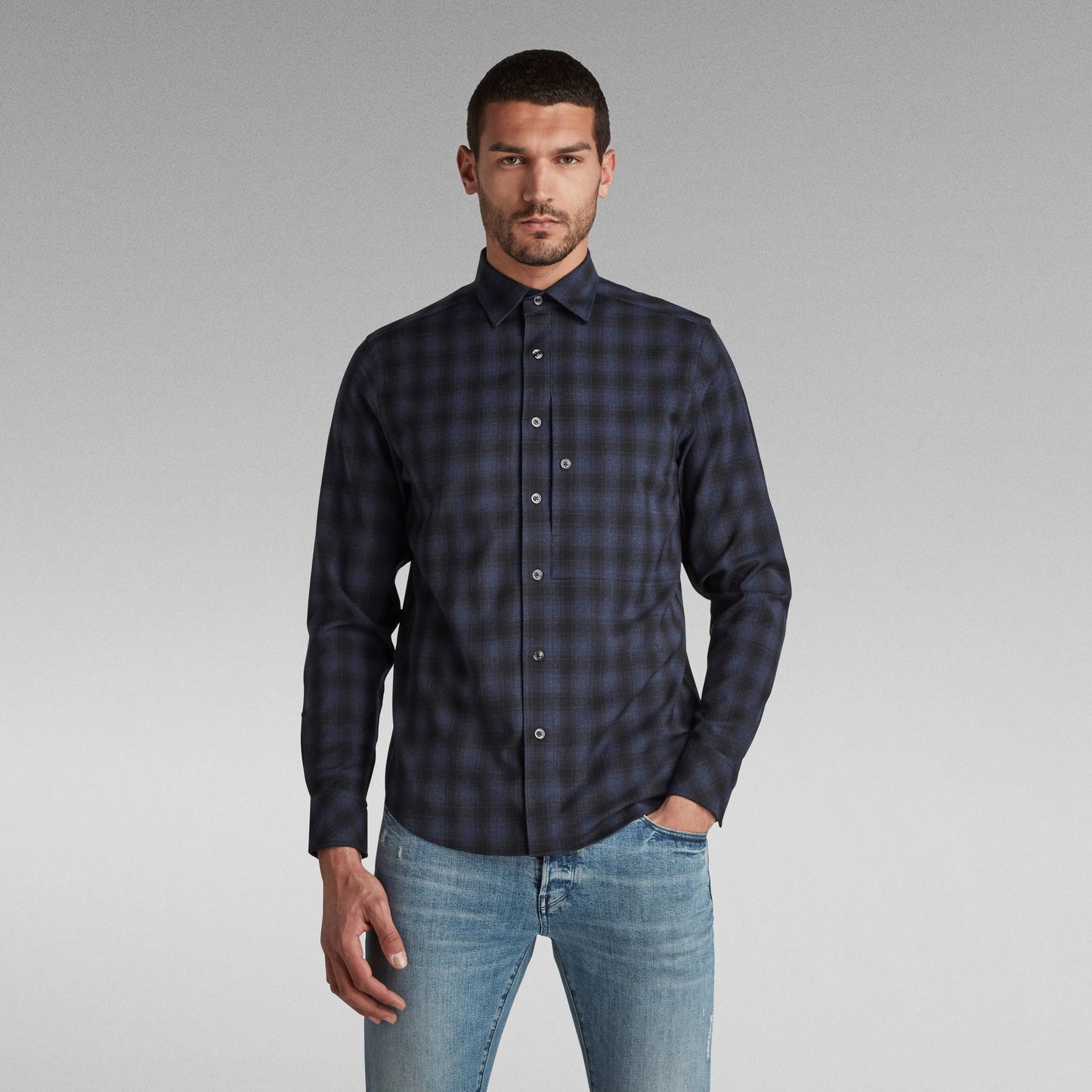 Camisa slim fit G Star de cuadros en tonos oscuros, modelo masculino con corte ajustado y manga larga.