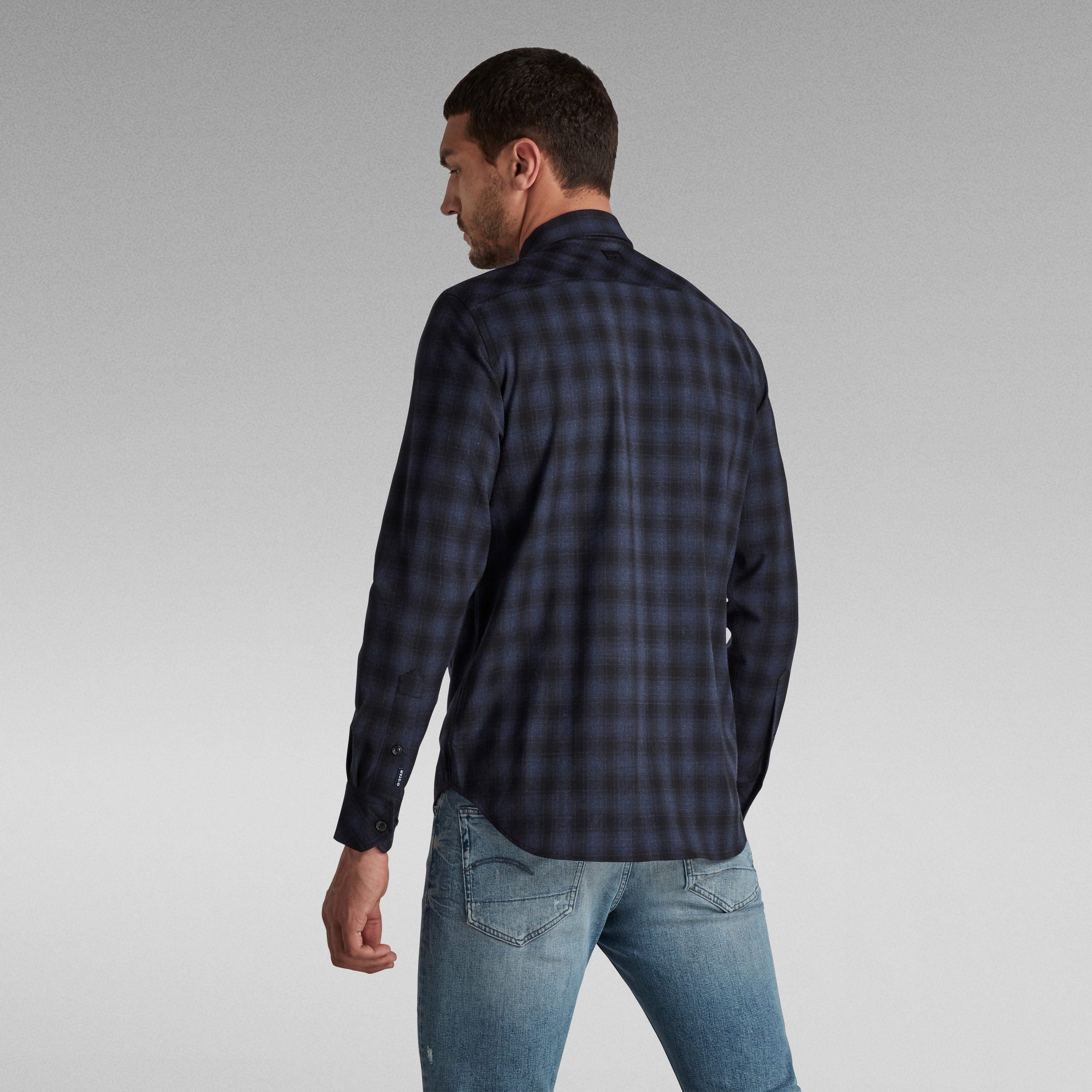 Camisa Slim G Star, vista posterior, diseño ajustado con cuadro en tonos oscuros, manga larga y cuello clásico.