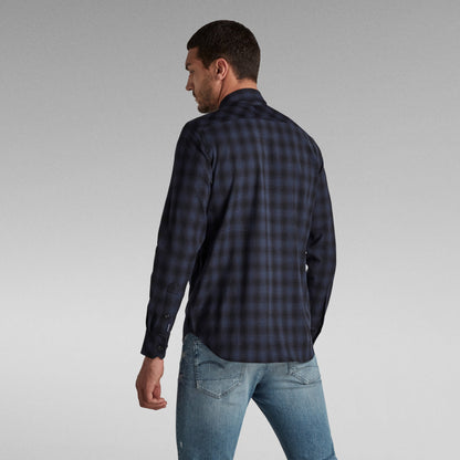 Camisa Slim G Star, vista posterior, diseño ajustado con cuadro en tonos oscuros, manga larga y cuello clásico.