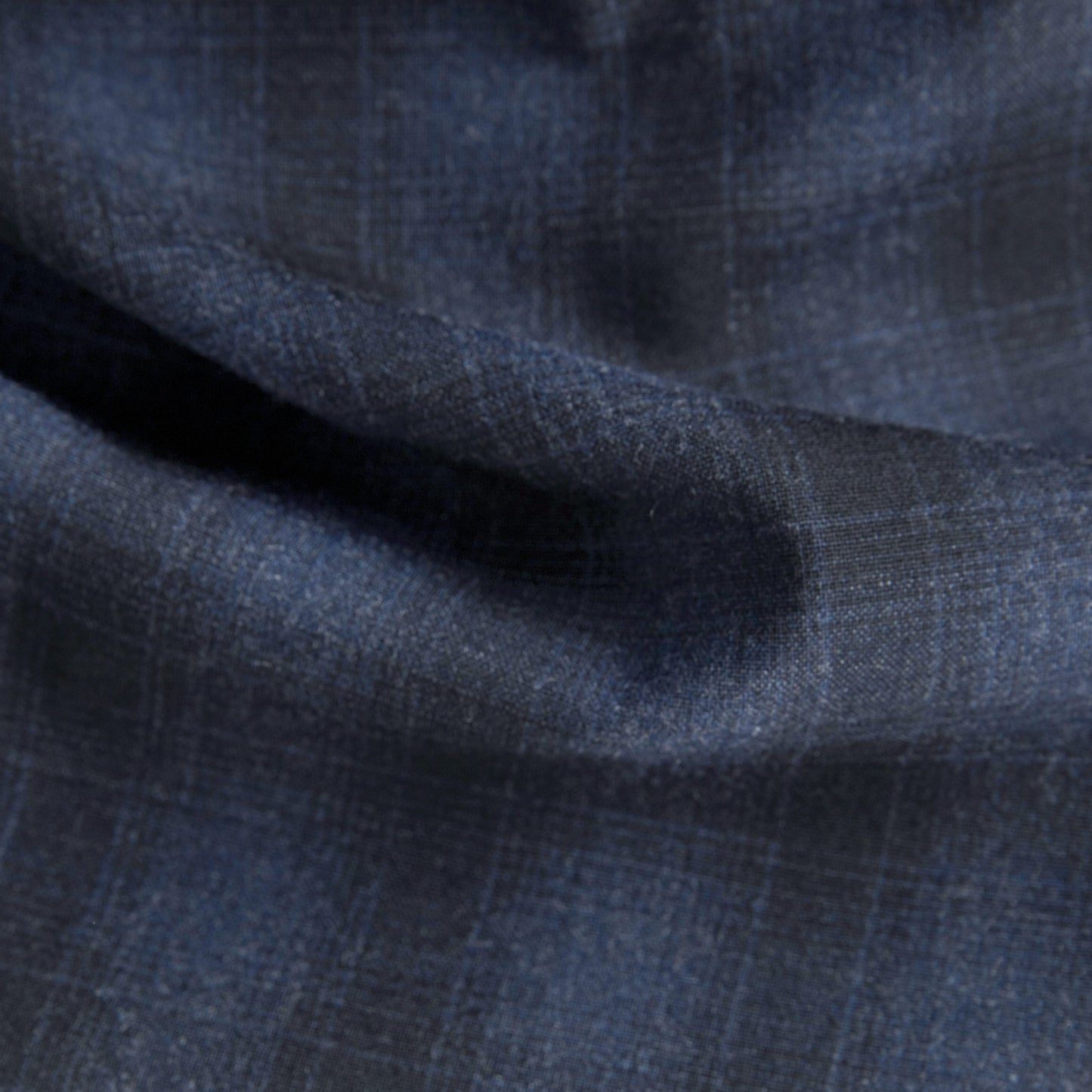 Textura de tela azul oscuro de la camisa slim fit G Star, en estilo Oxford, con patrón sutil.