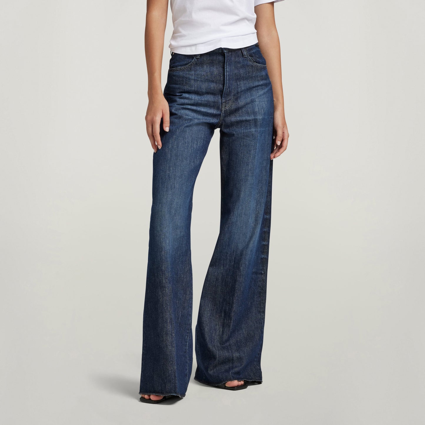 Mujer usando jeans Deck Ultra High Wide Leg en color azul oscuro, con perneras anchas y talle superalto.