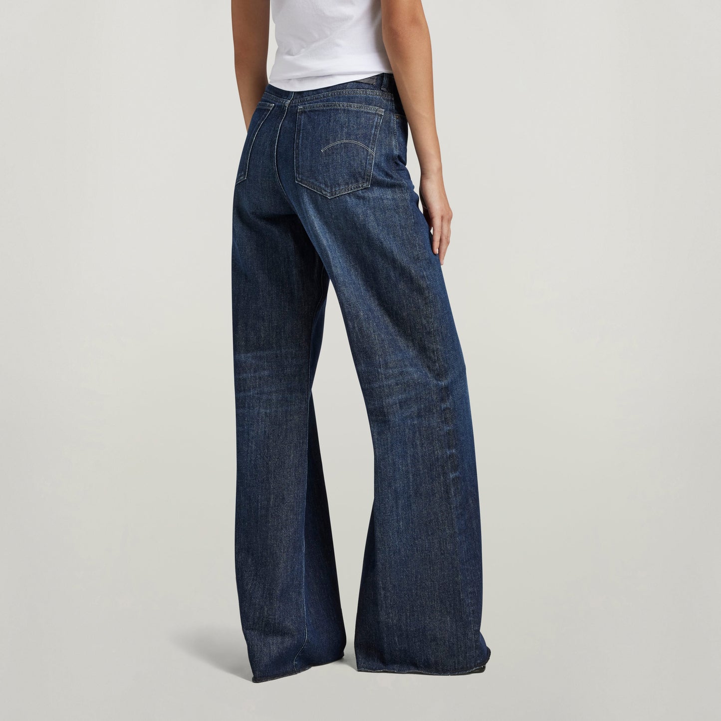 Mujer usando jeans Deck Ultra High Wide Leg, mostrando el diseño de perneras anchas y talle alto.