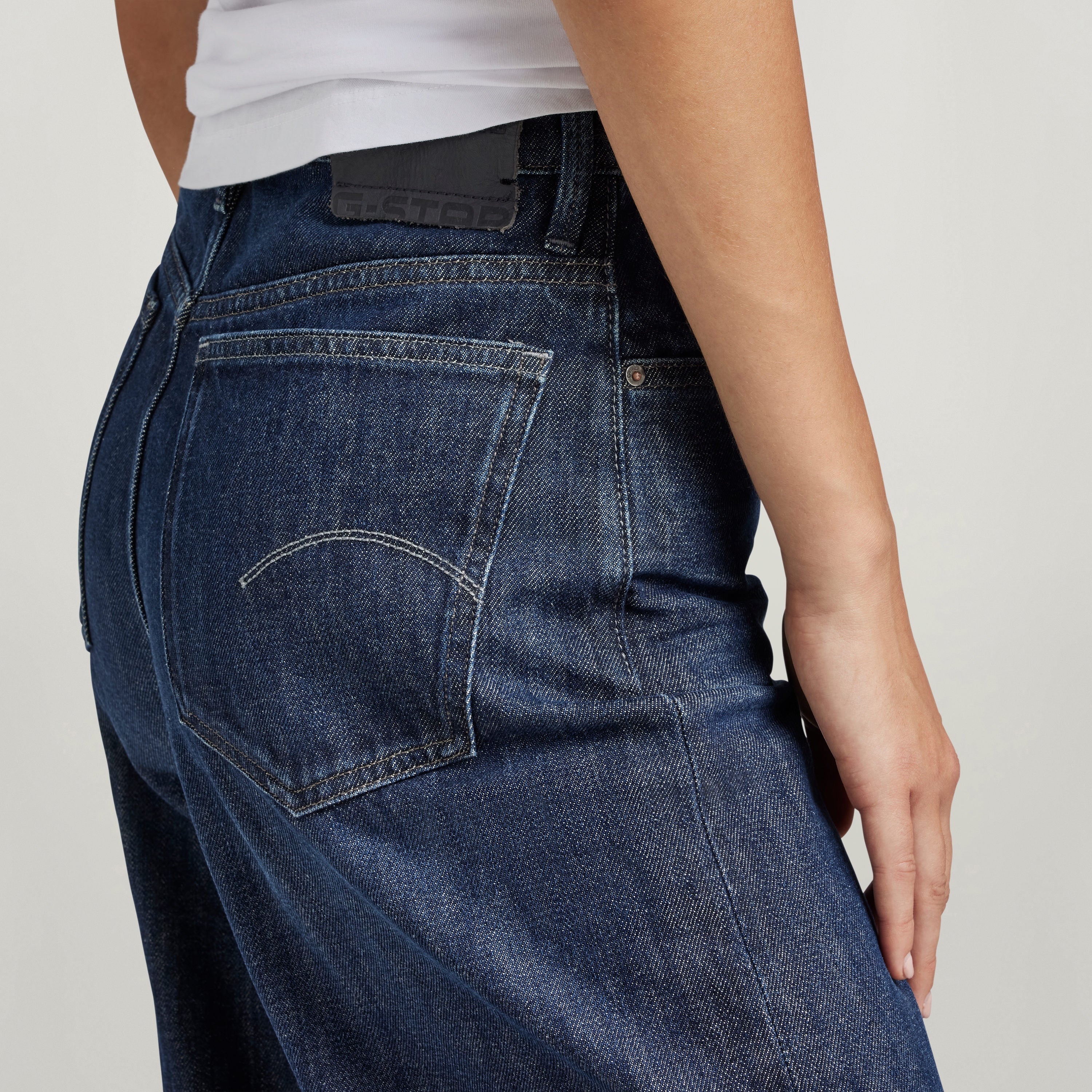 Modelo usando jeans Deck Ultra High Wide Leg, mostrando el diseño de las perneras anchas y los bolsillos traseros. ultra high wide leg jeans.