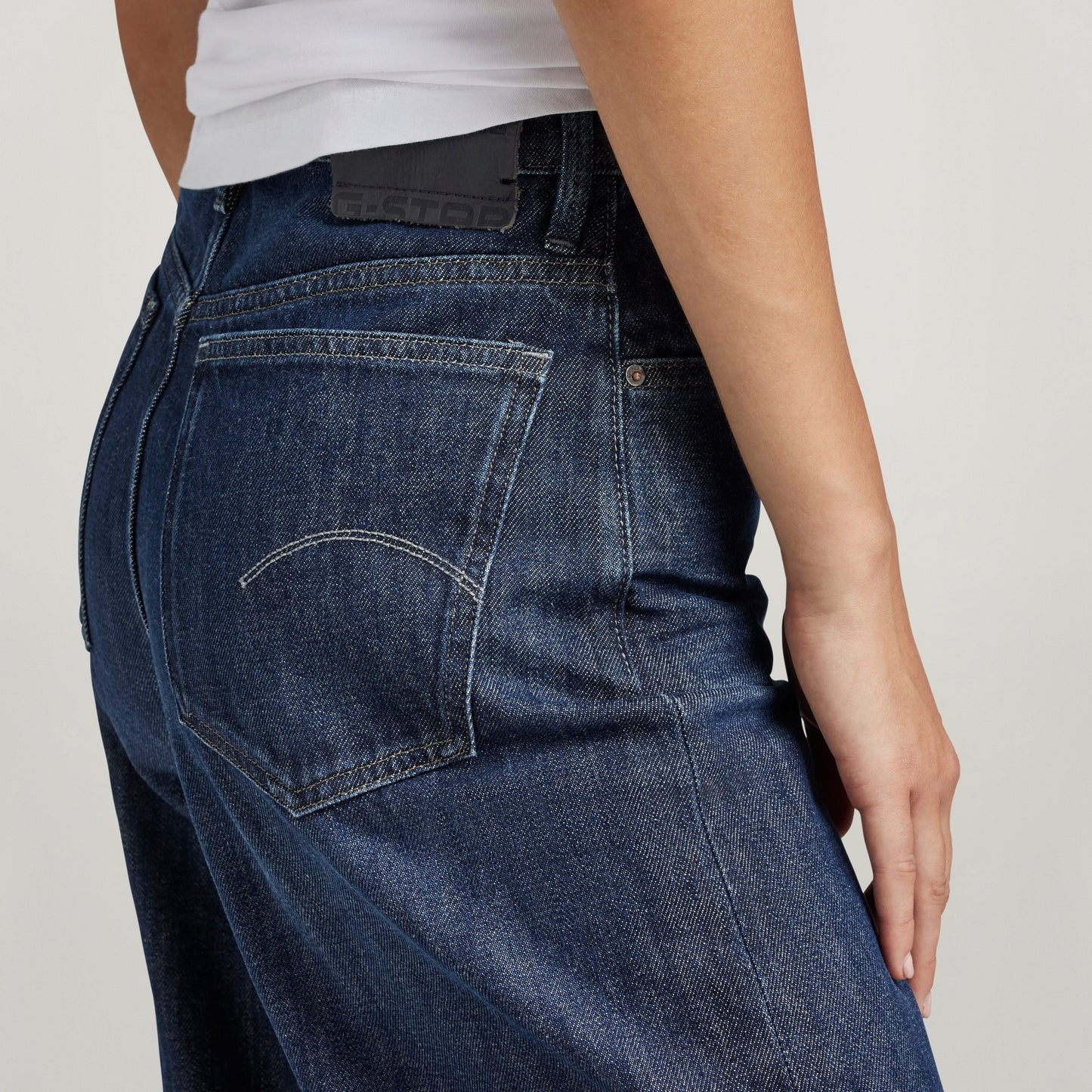 Modelo usando jeans Deck Ultra High Wide Leg, mostrando el diseño de las perneras anchas y los bolsillos traseros. ultra high wide leg jeans.