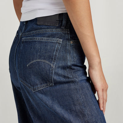 Modelo usando jeans Deck Ultra High Wide Leg, mostrando el diseño de las perneras anchas y los bolsillos traseros. ultra high wide leg jeans.