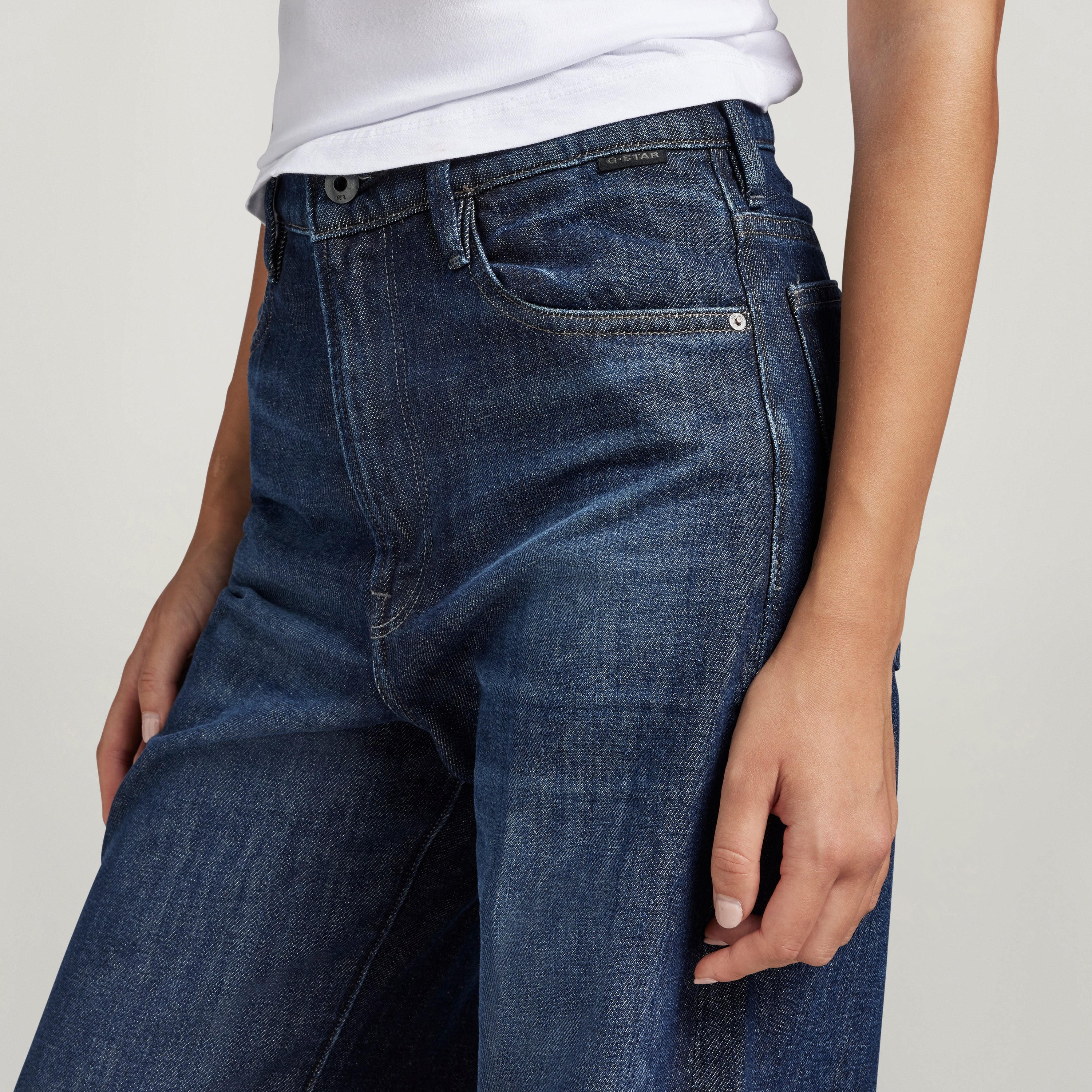 Jeans Deck Ultra High Wide Leg, ultra high wide leg jeans in dark denim, close-up of fit at waist and hips.