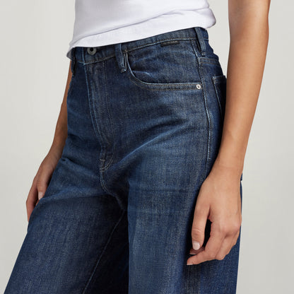 Jeans Deck Ultra High Wide Leg, ultra high wide leg jeans in dark denim, close-up of fit at waist and hips.