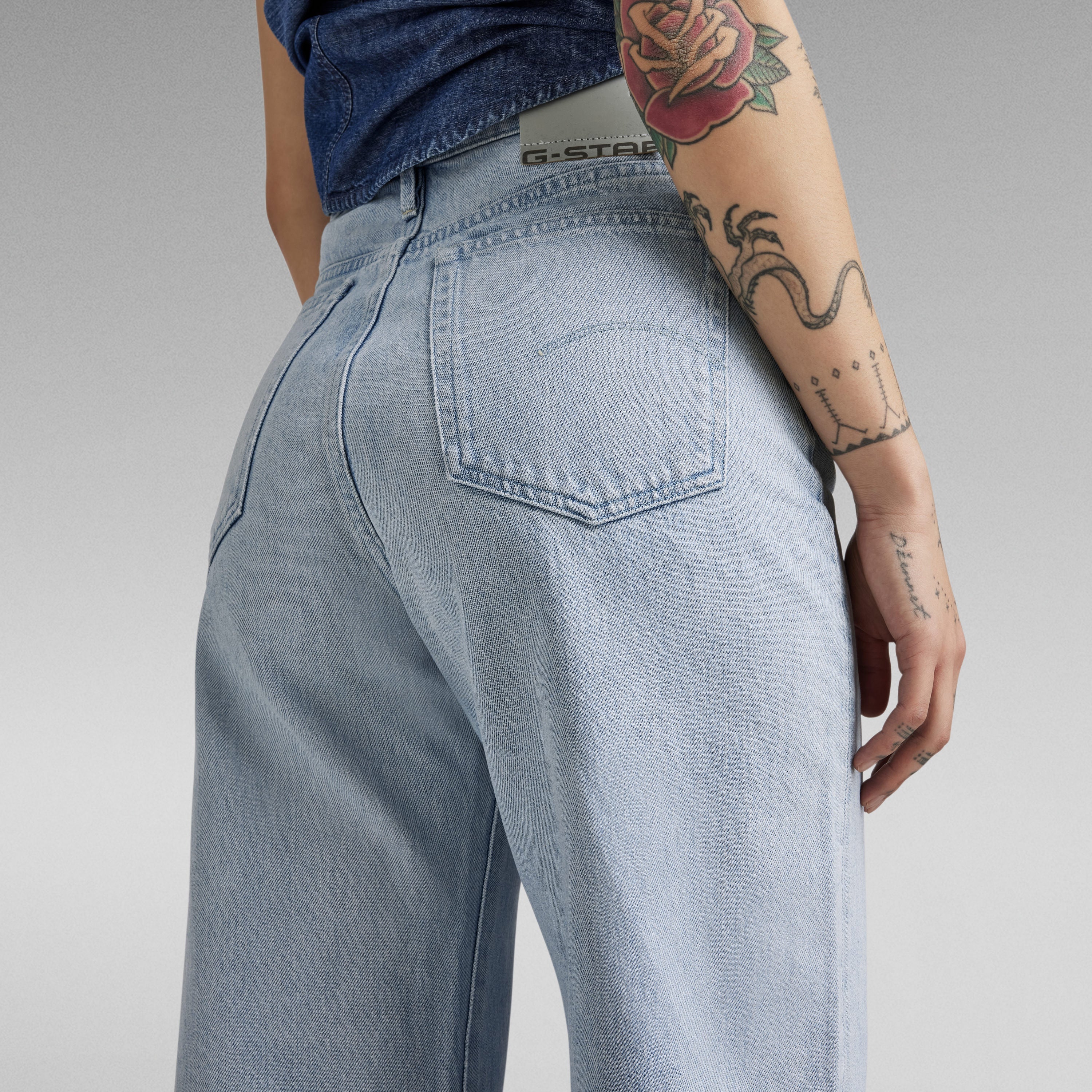 Mujer usando jeans Deck Ultra High Wide Leg, mostrando el diseño de talle superalto y perneras anchas.
