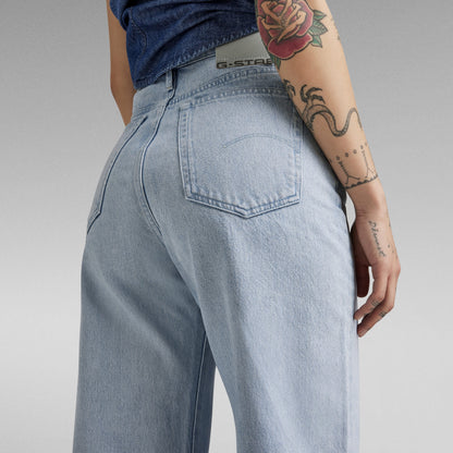 Mujer usando jeans Deck Ultra High Wide Leg, mostrando el diseño de talle superalto y perneras anchas.