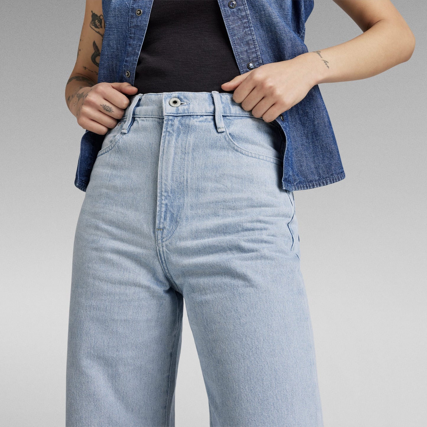 Mujer usando jeans Deck Ultra High Wide Leg con perneras anchas y talle superalto, ideales para un look moderno.