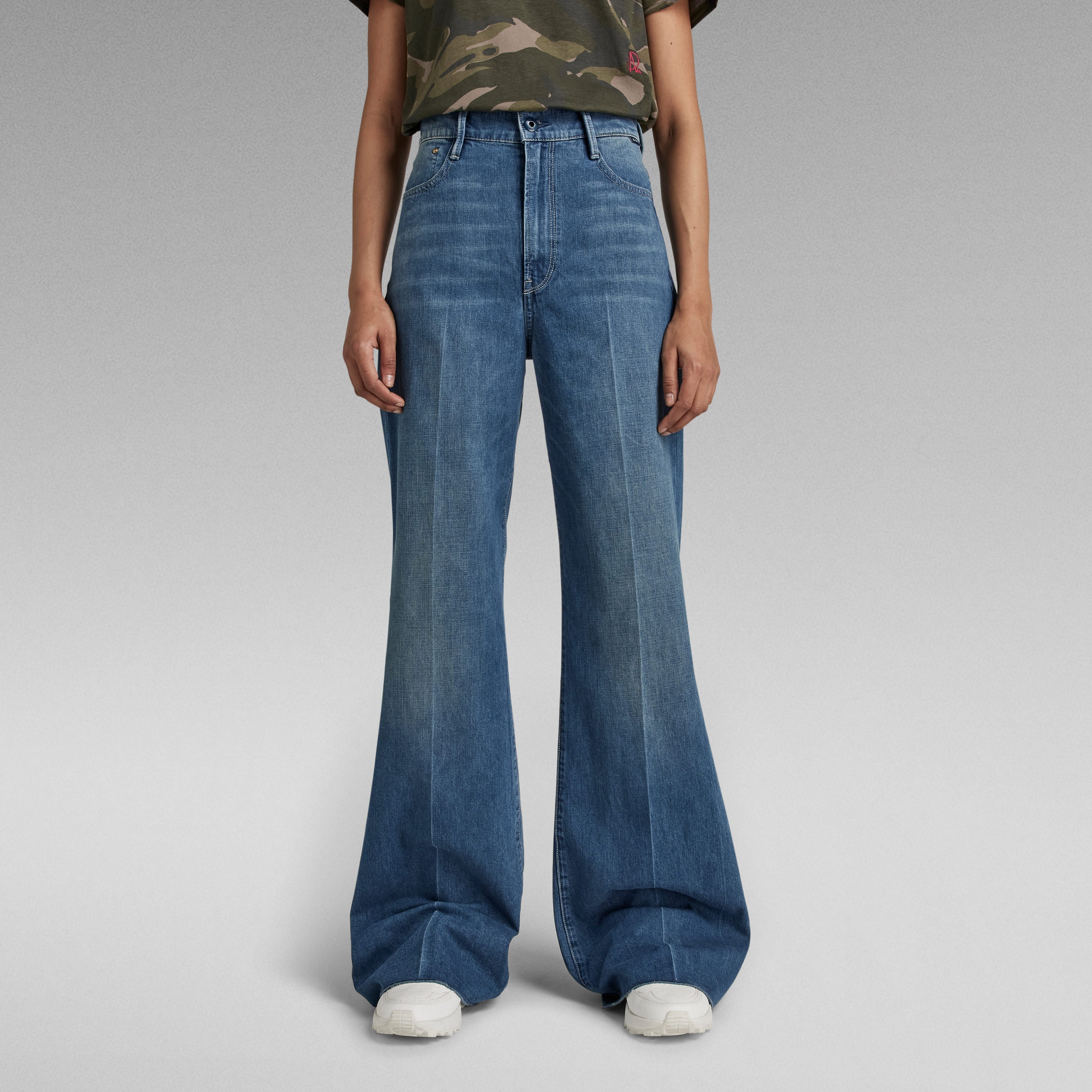 Modelo usando jeans Deck Ultra High Wide Leg, con perneras anchas y talle superalto, estilo moderno.