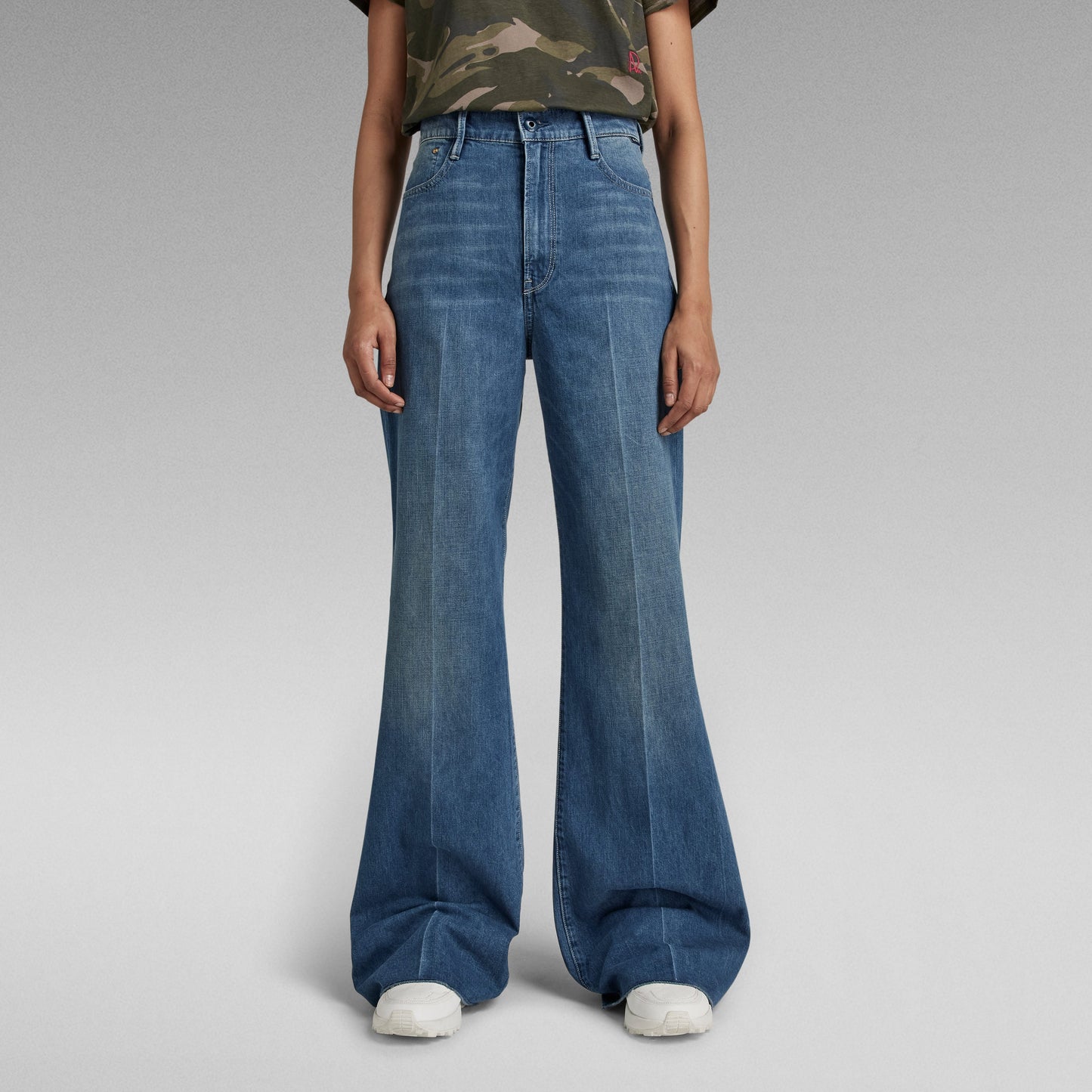 Modelo usando jeans Deck Ultra High Wide Leg, con perneras anchas y talle superalto, estilo moderno.