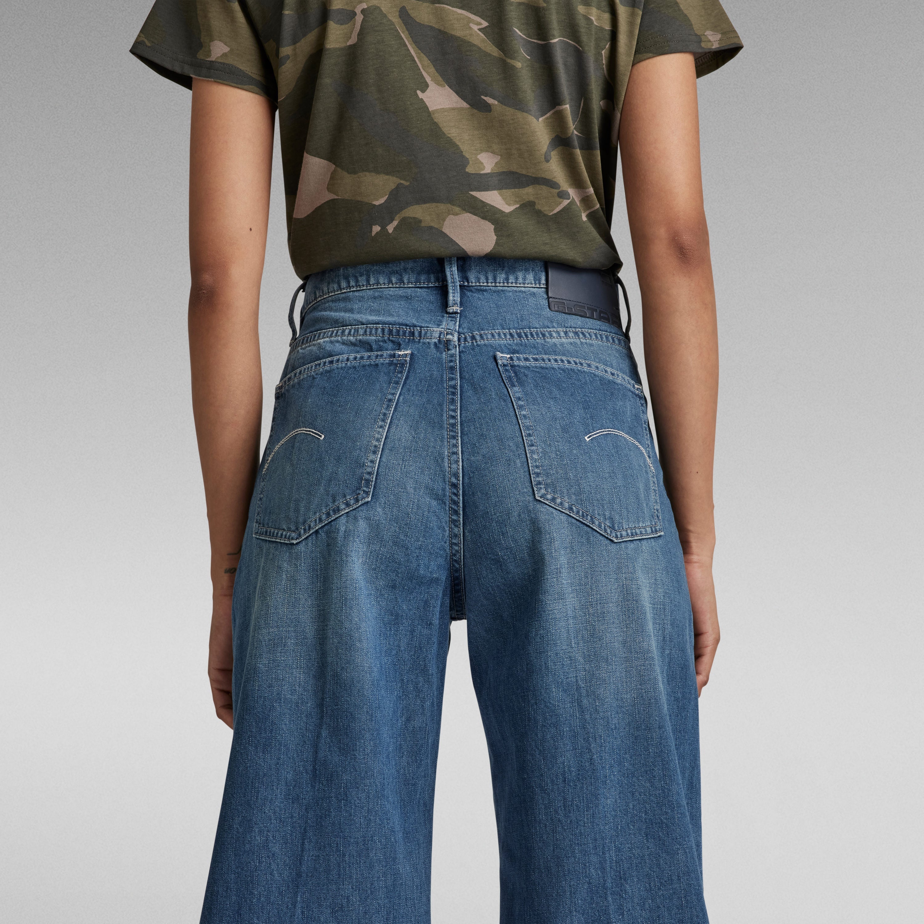 Mujer usando jeans Deck Ultra High Wide Leg, mostrando el diseño de perneras anchas y talle superalto.