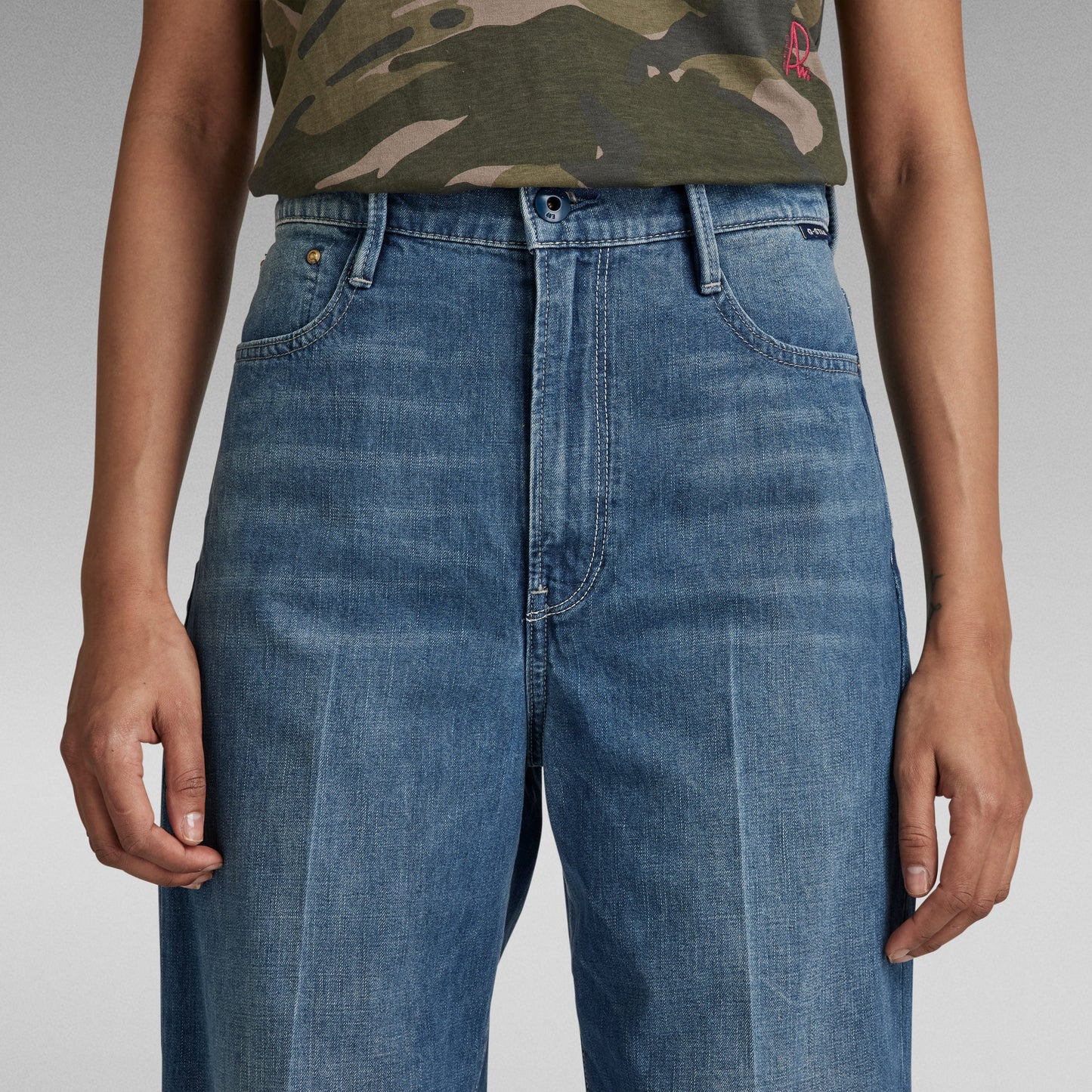 Jeans Deck Ultra High, ultra high wide leg jeans, con perneras anchas y talle superalto, modelo en denim.