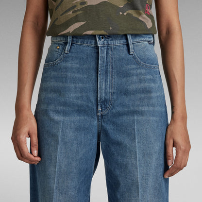 Jeans Deck Ultra High, ultra high wide leg jeans, con perneras anchas y talle superalto, modelo en denim.
