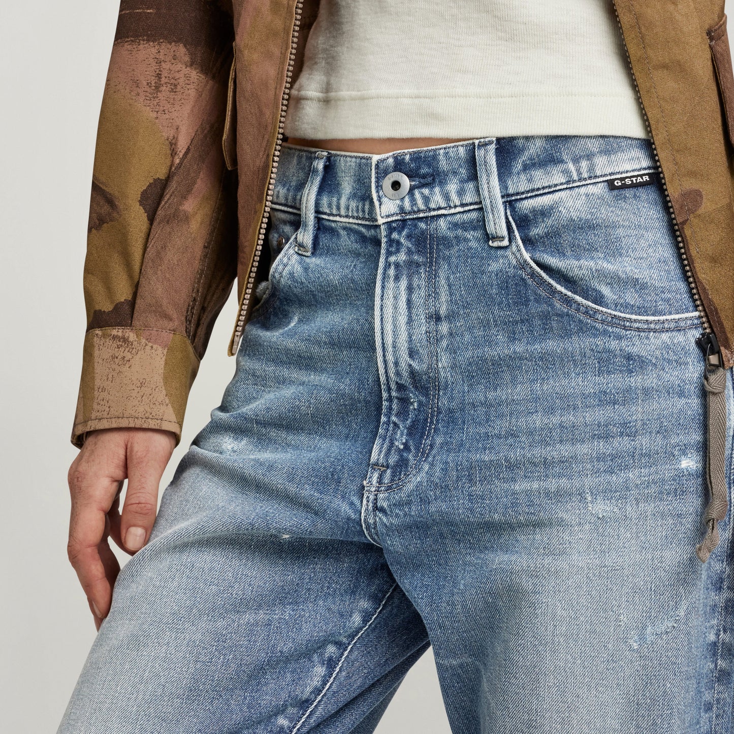 high-waisted slim jeans with a stylish design and fitted cut, perfect for casual occasions.