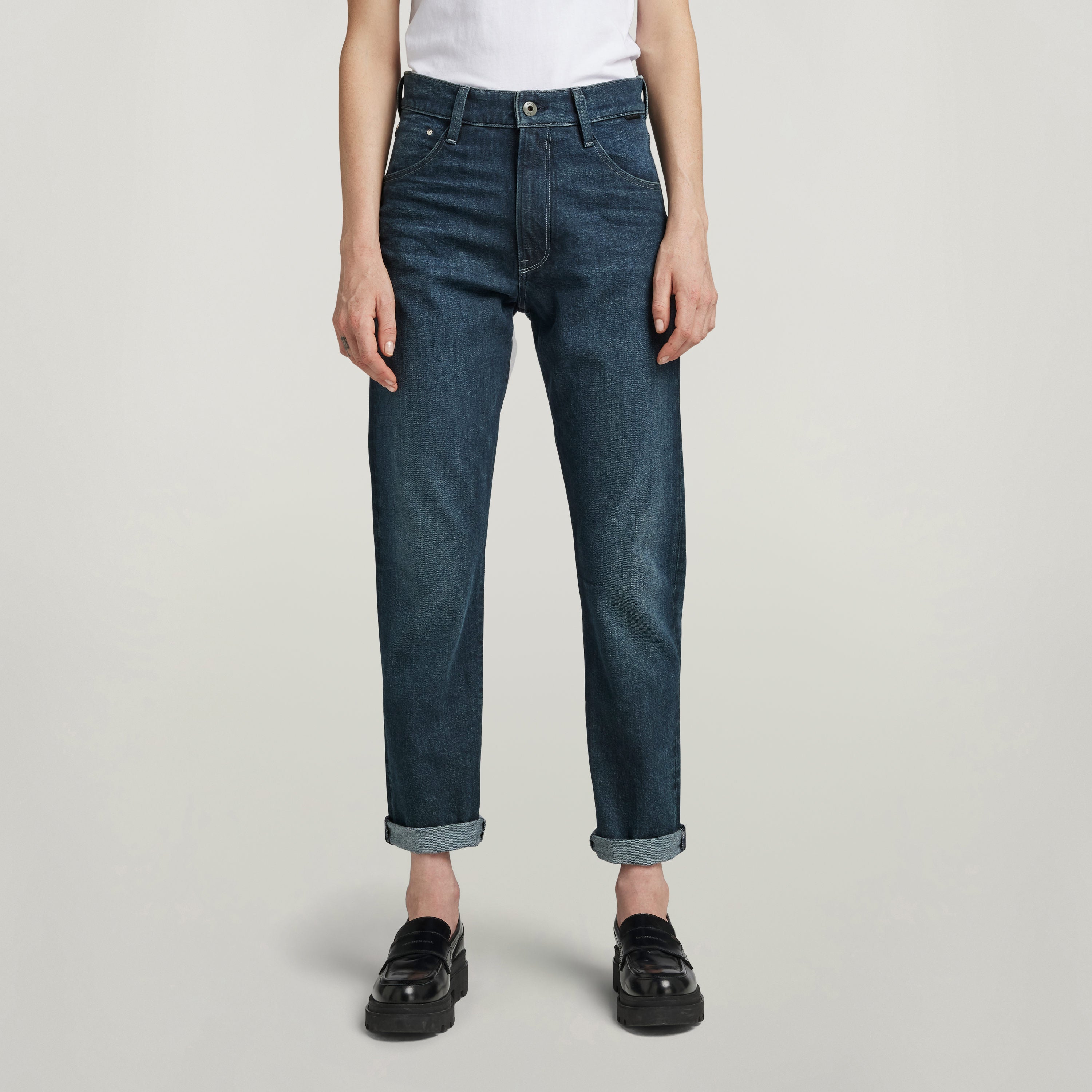 Virjinya slim high-waisted jeans on model, featuring a high waist and fitted ankle for a stylish look.