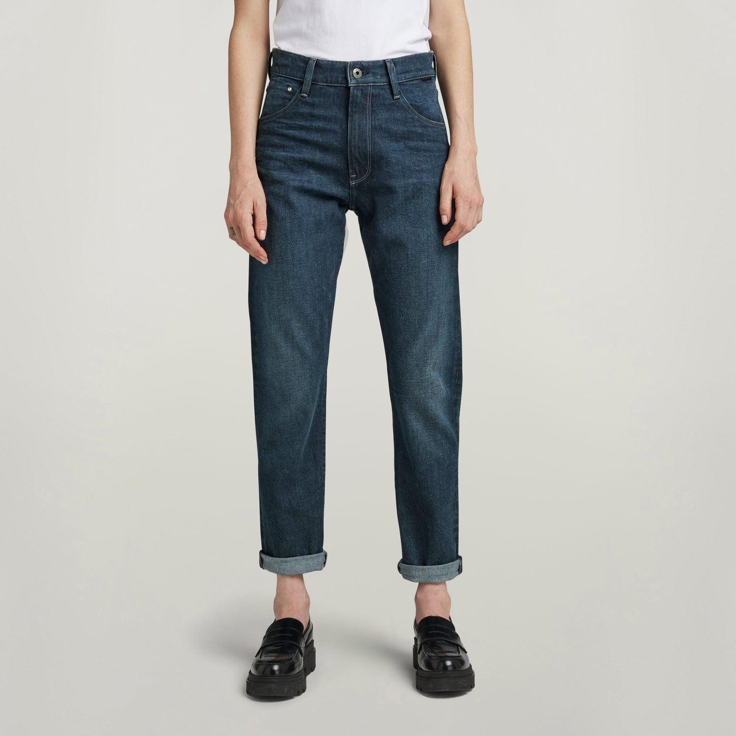 Virjinya slim high-waisted jeans on model, featuring a high waist and fitted ankle for a stylish look.