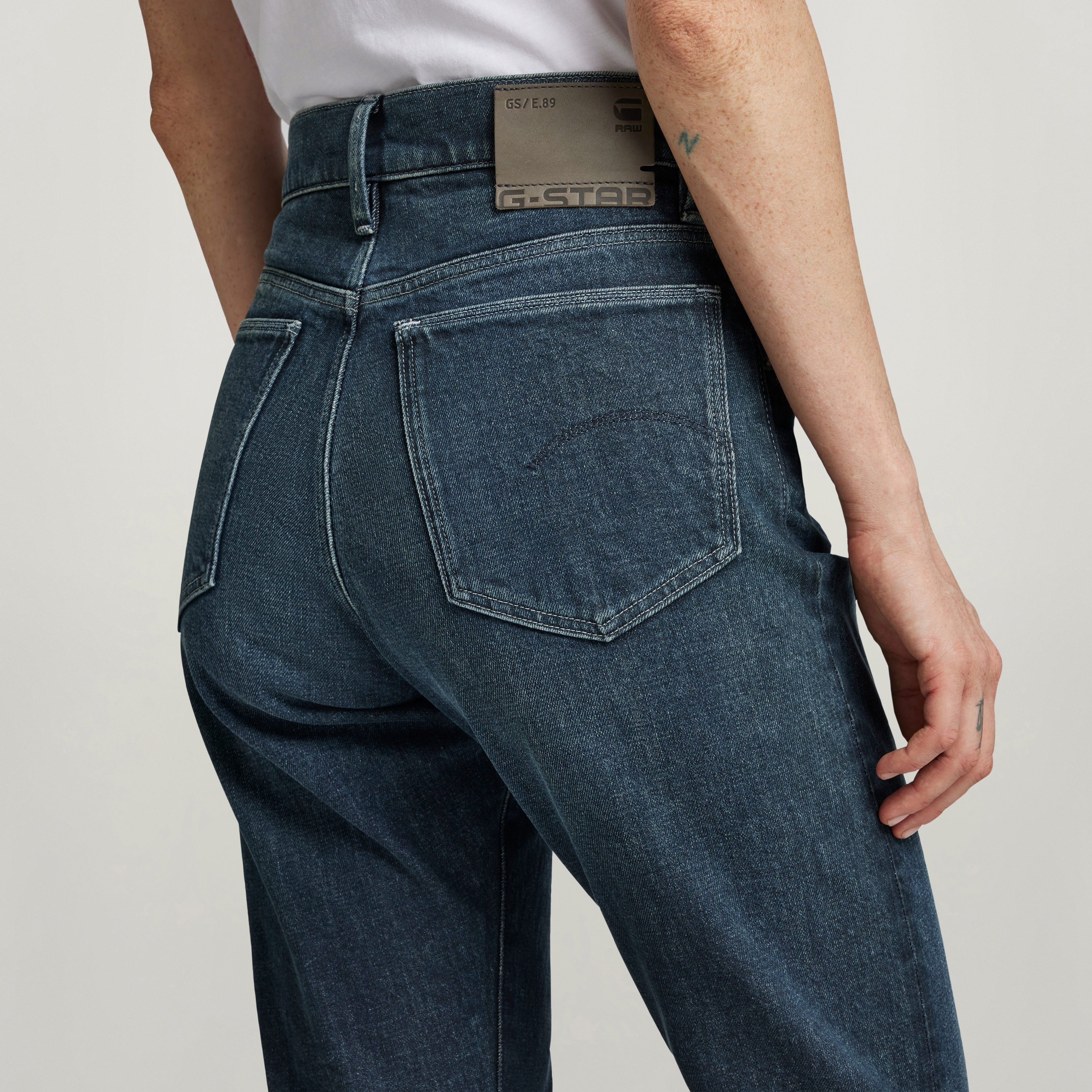 Virjinya slim high-waisted jeans with a fitted design and high-rise waist, showcasing back pockets and denim texture.