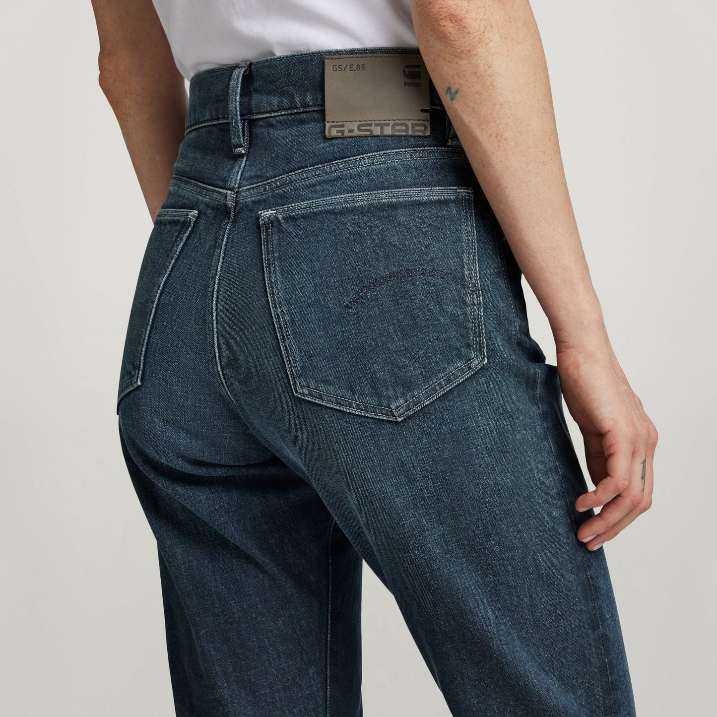 Virjinya slim high-waisted jeans with a fitted design and high-rise waist, showcasing back pockets and denim texture.