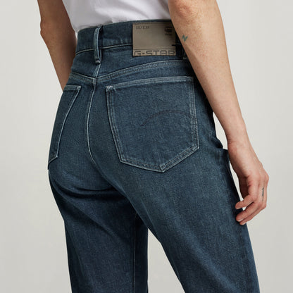 Virjinya slim high-waisted jeans with a fitted design and high-rise waist, showcasing back pockets and denim texture.