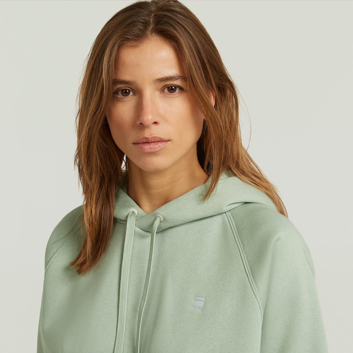 Sudadera Premium Core 2.0 con Capucha El Premium Core 2.0 Hoodie Sweater ofrece un fit holgado con diseño de capucha.