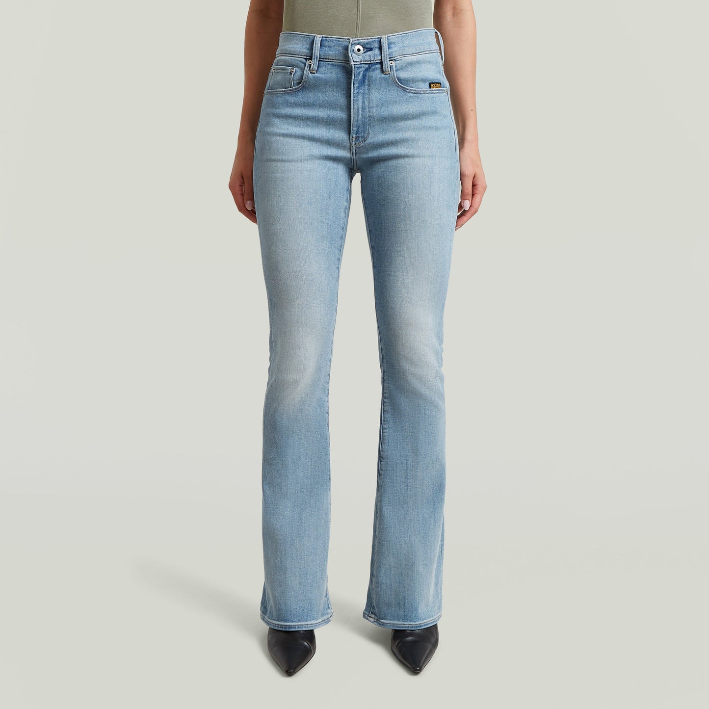 Jeans 3301 Flare, 70s inspired flare jeans, tiro medio, acampanados, cinco bolsillos, estilo clásico.