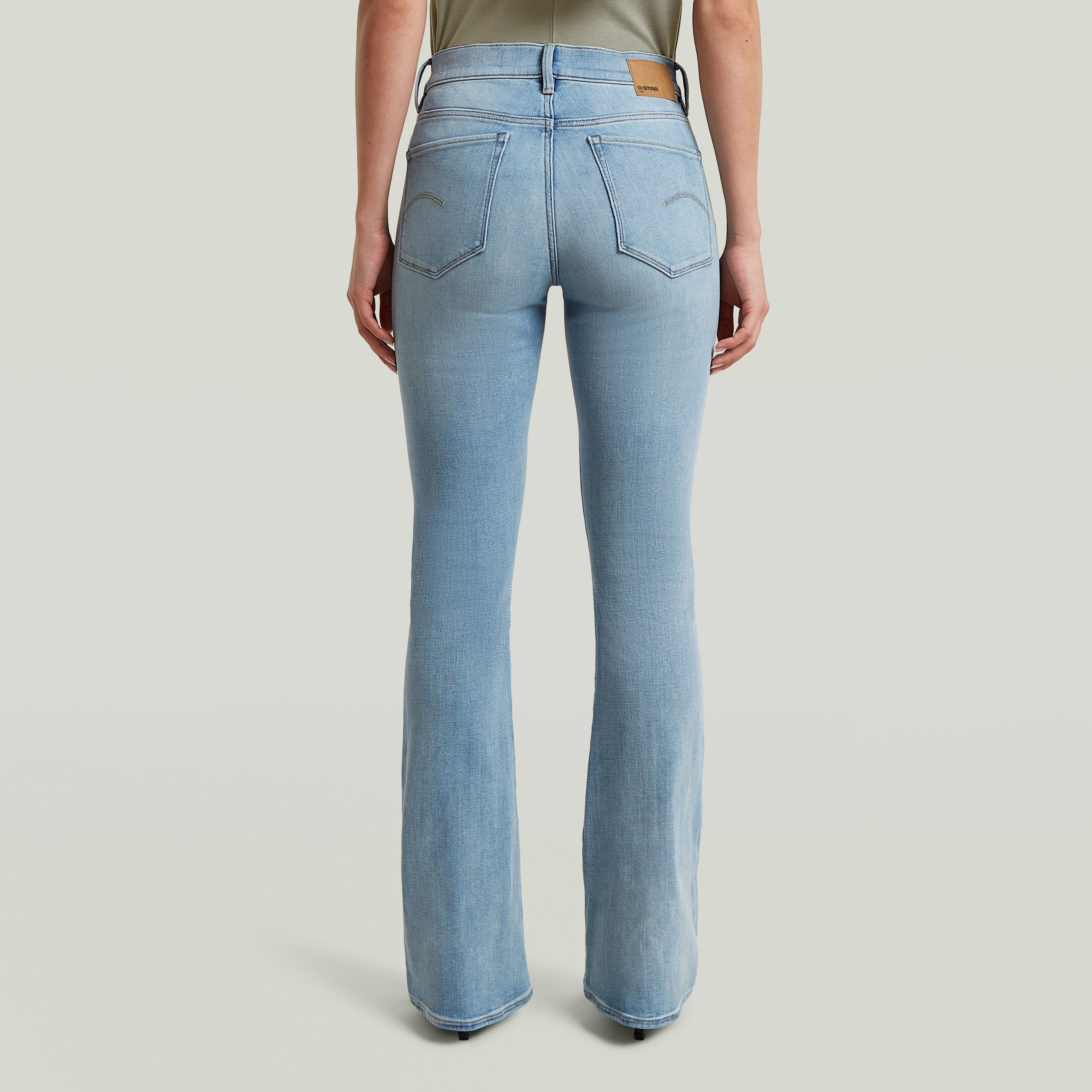 Imagen trasera de los jeans 3301 Flare, 70s inspired flare jeans con ajuste en muslo y pierna acampanada.