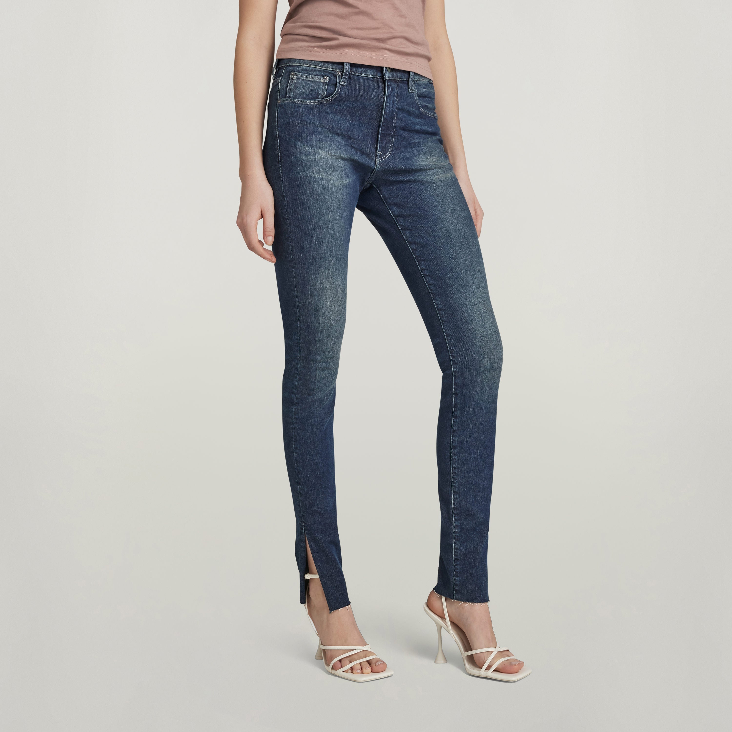 Jeans 3301 Skinny Slit, pitillo con abertura corta en la pernera, acabado sin rematar, prenda ajustada.