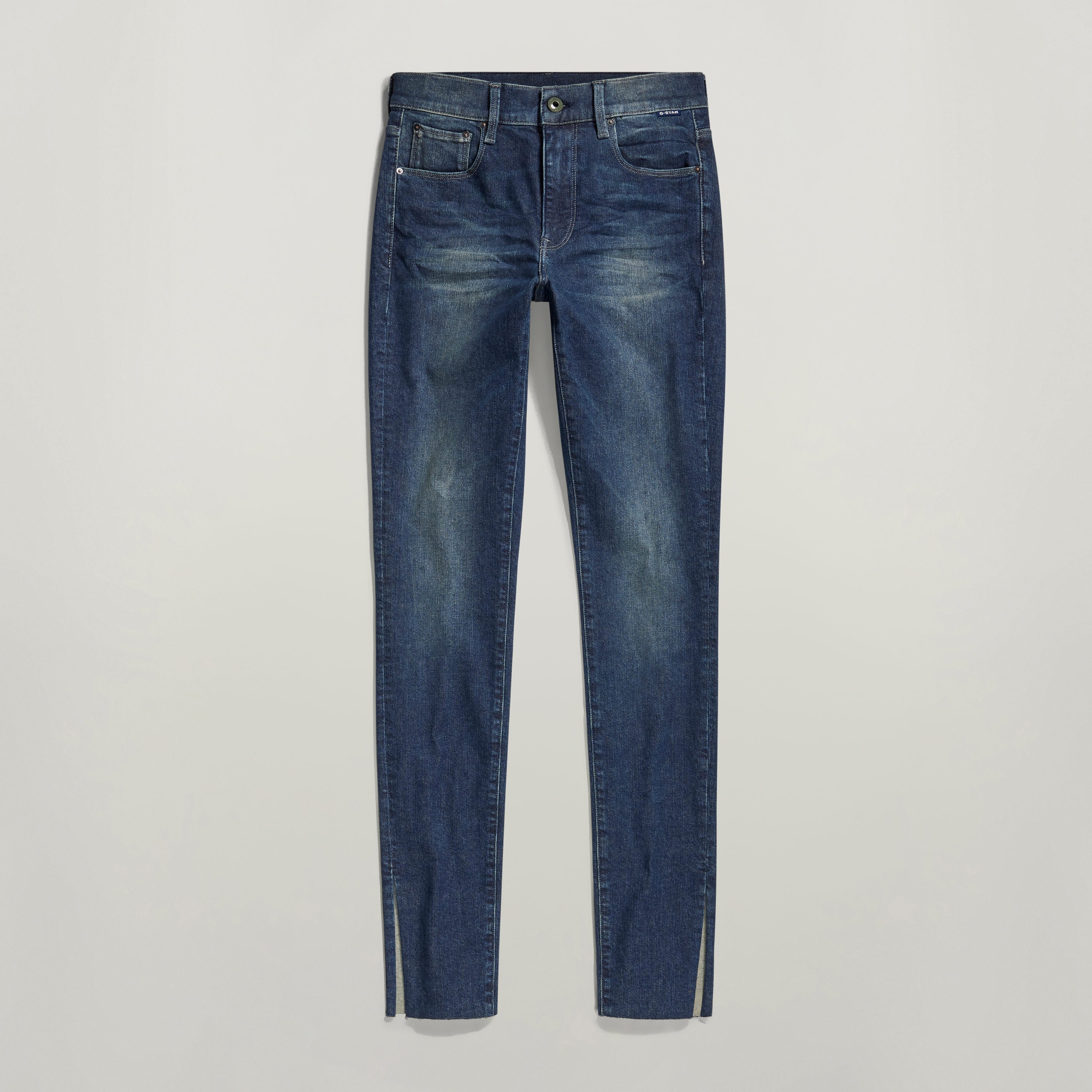 Jeans 3301 Skinny Slit with a side slit and unhemmed bottoms, showcasing a polished casual style.