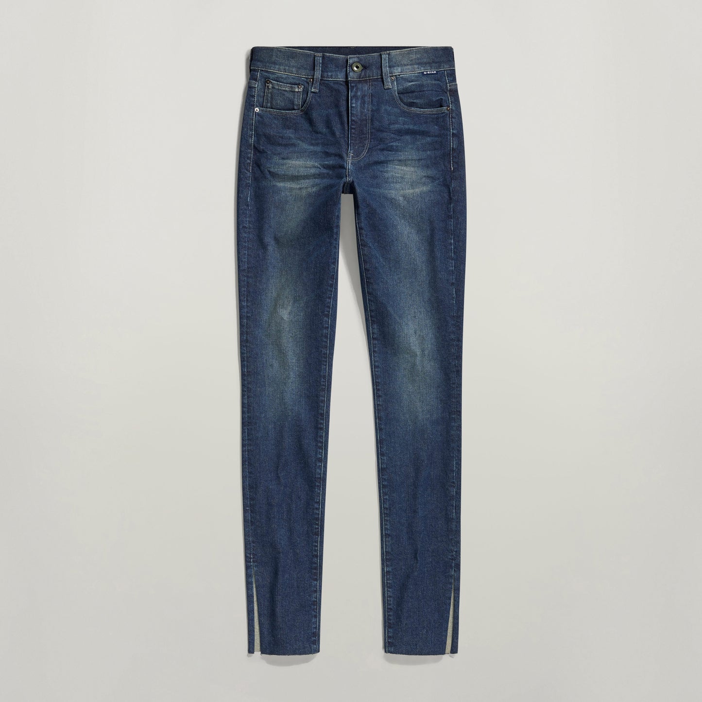 Jeans 3301 Skinny Slit with a side slit and unhemmed bottoms, showcasing a polished casual style.