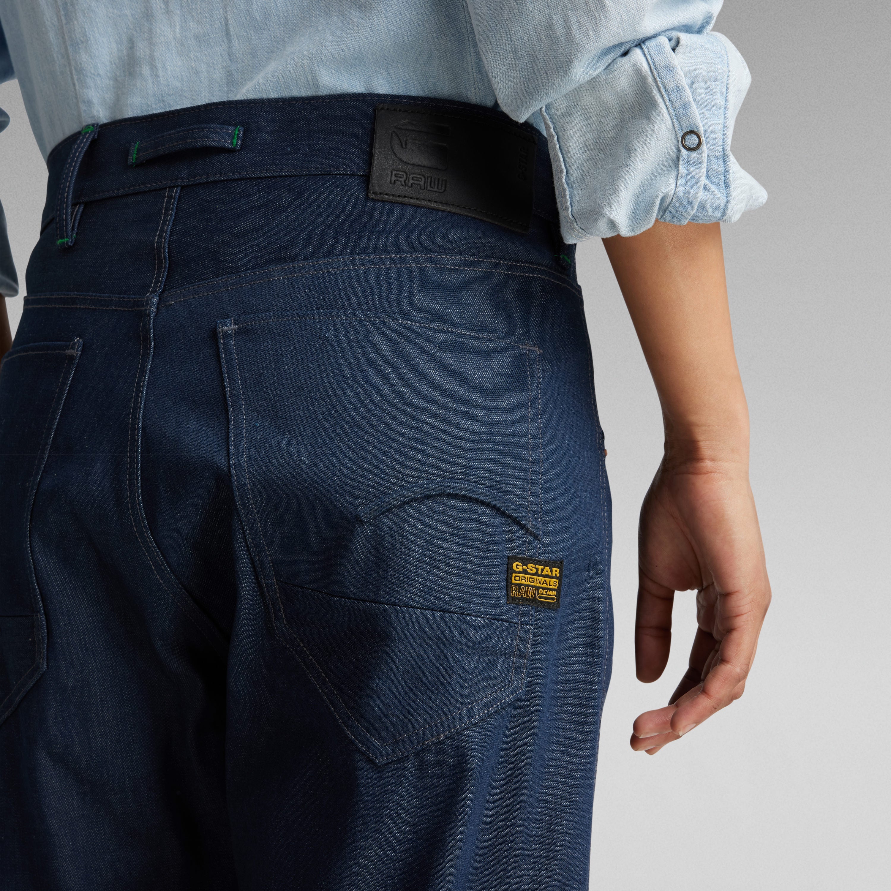 Mujer usando jeans Noxer Bootcut de G-Star, destacando el diseño y el bolsillo para monedas. Bootcut jeans for women.