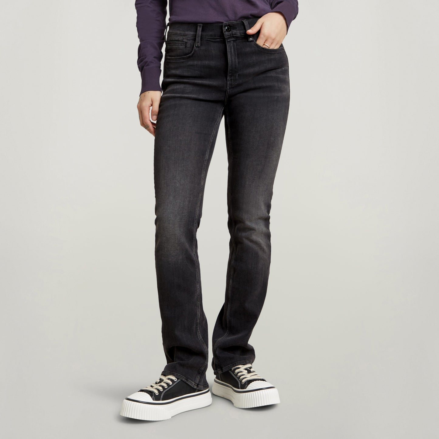 Mujer usando jeans Noxer Bootcut, estilo pitillo con corte bootcut jeans for women y detalles elegantes.