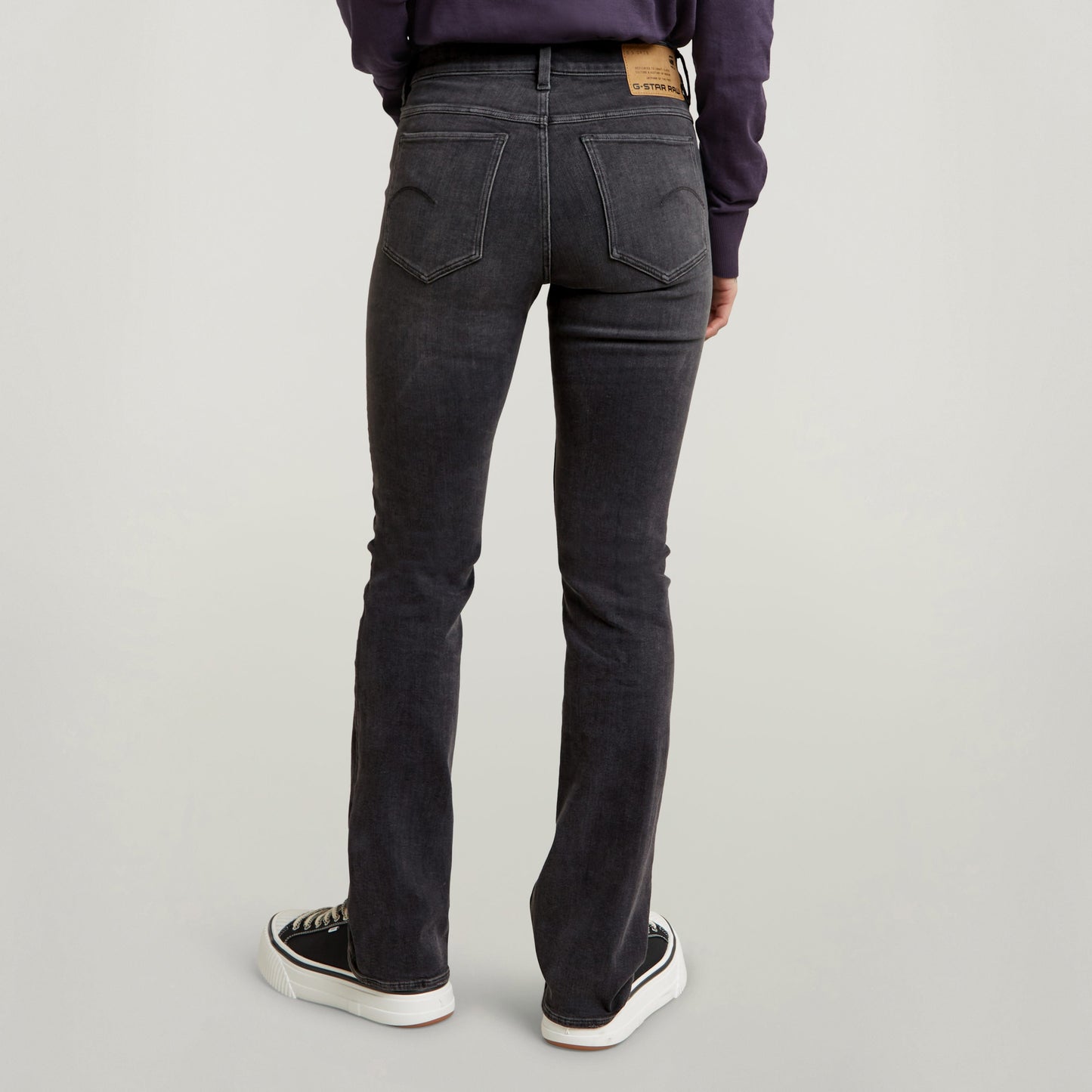 Mujer usando jeans Noxer Bootcut, con un corte pitillo y perneras ligeramente anchas, ideales como bootcut jeans for women.