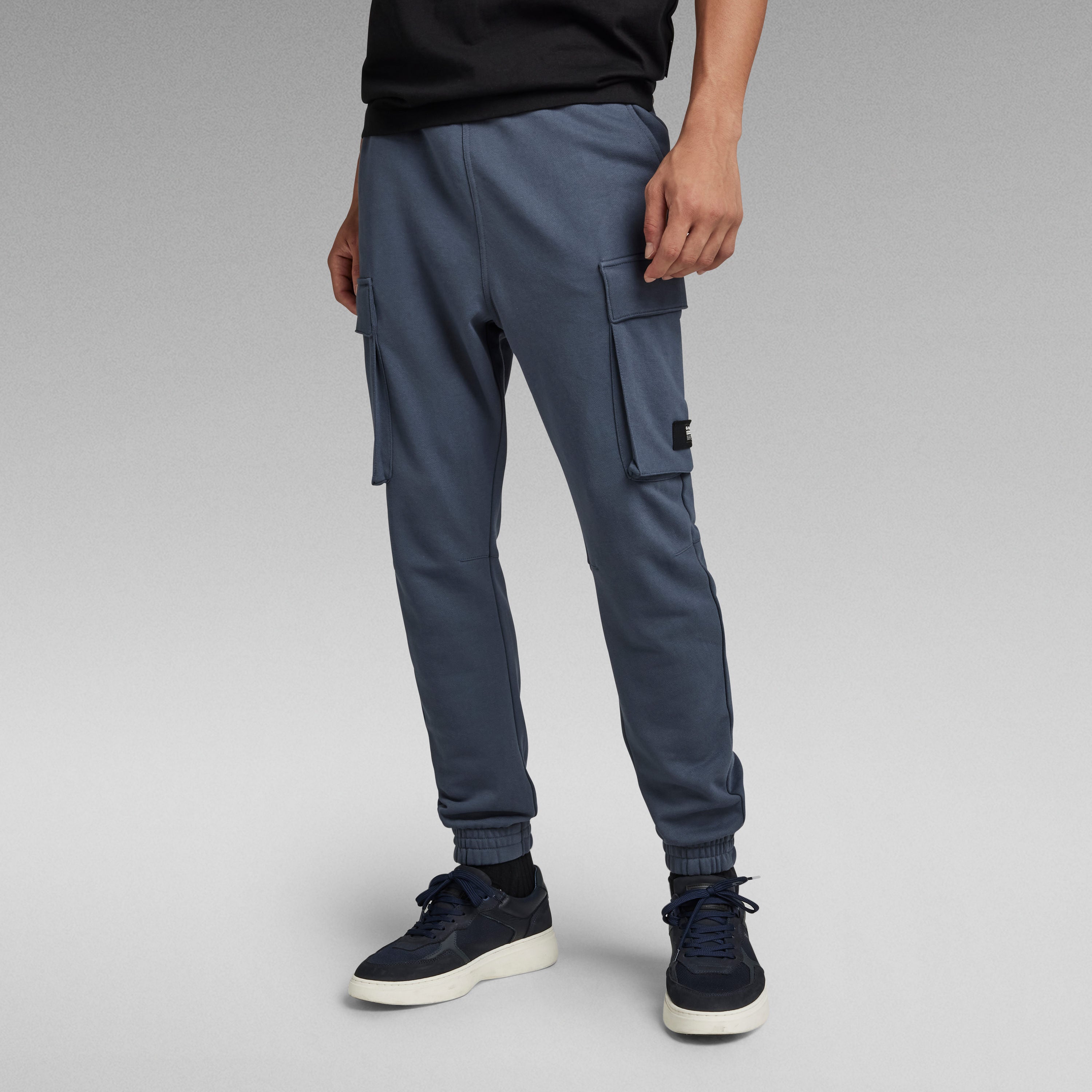Pantalón tipo cargo G Star en color azul, con bolsillos con cremallera oculta y diseño ajustado.