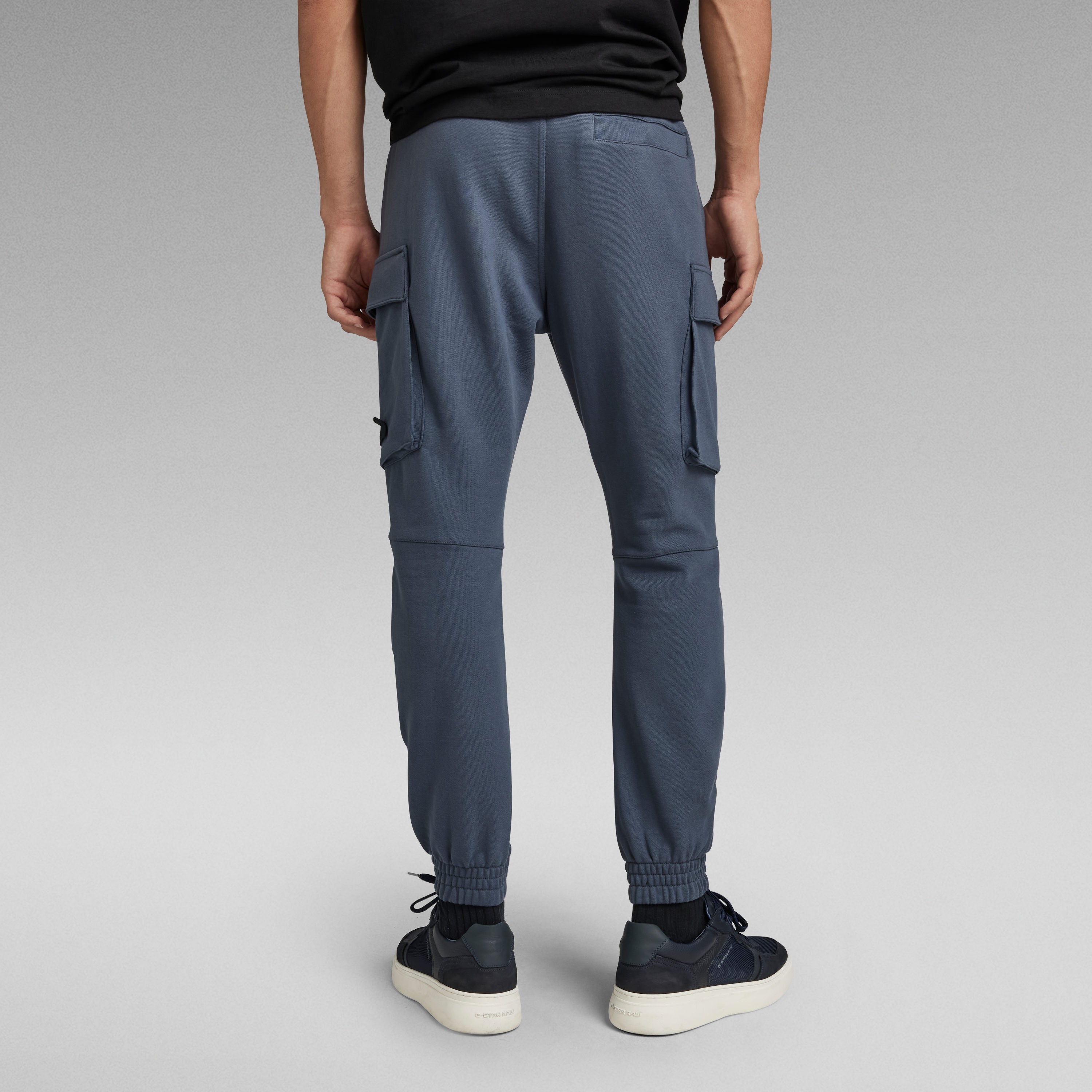 Pantalón tipo cargo G Star visto desde atrás, con bolsillos laterales y corte ajustado.