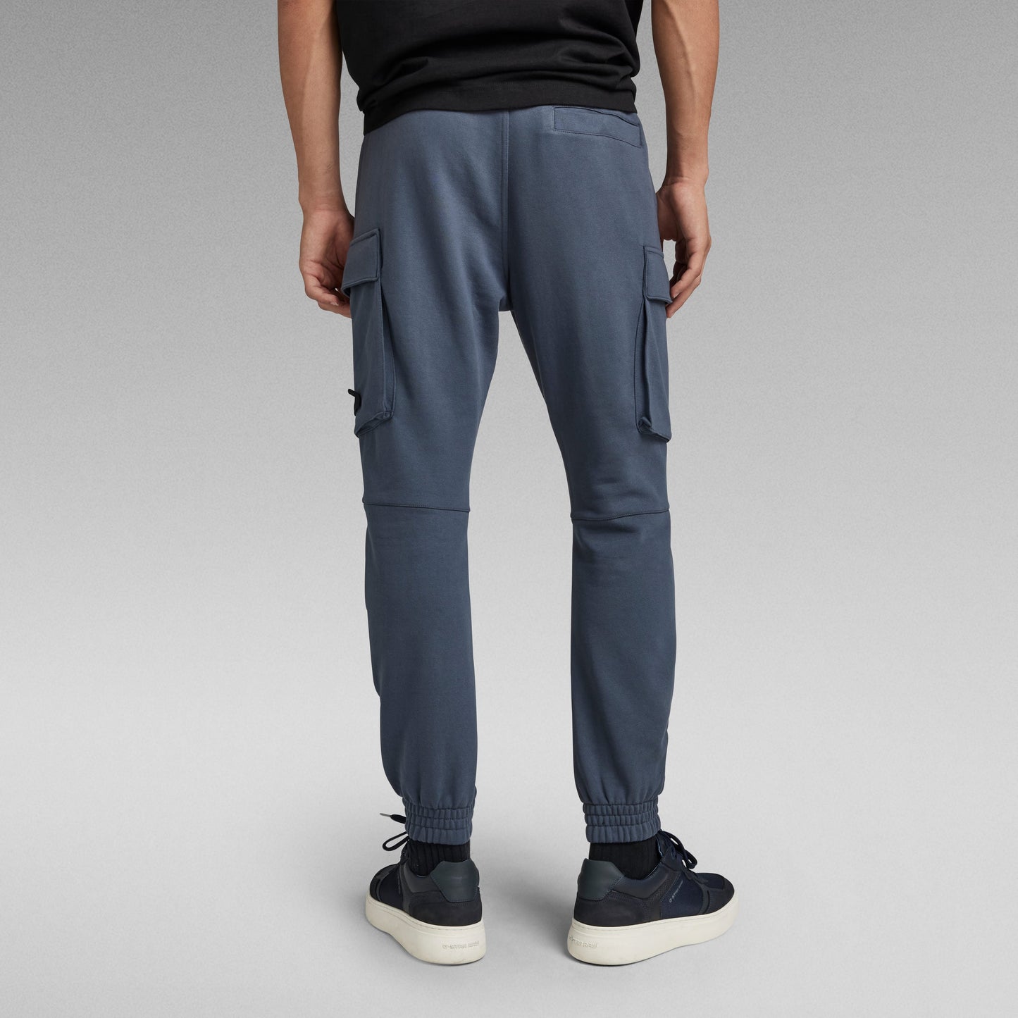 Pantalón tipo cargo G Star visto desde atrás, con bolsillos laterales y corte ajustado.