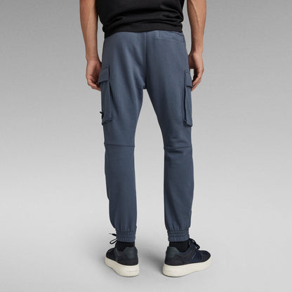 Pantalón tipo cargo G Star visto desde atrás, con bolsillos laterales y corte ajustado.