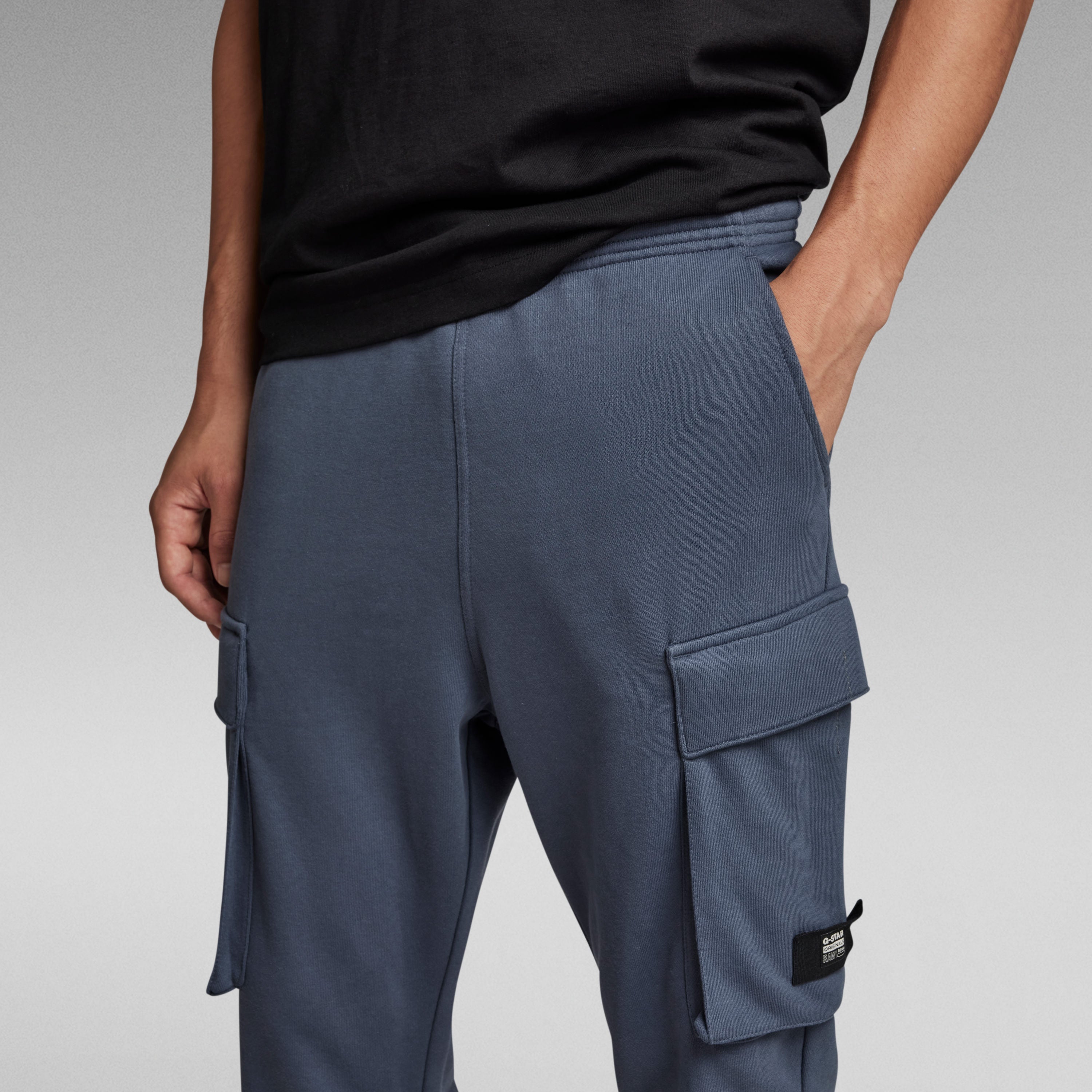 Pantalón tipo cargo G Star con bolsillos con cremallera oculta y corte ajustado en color azul.