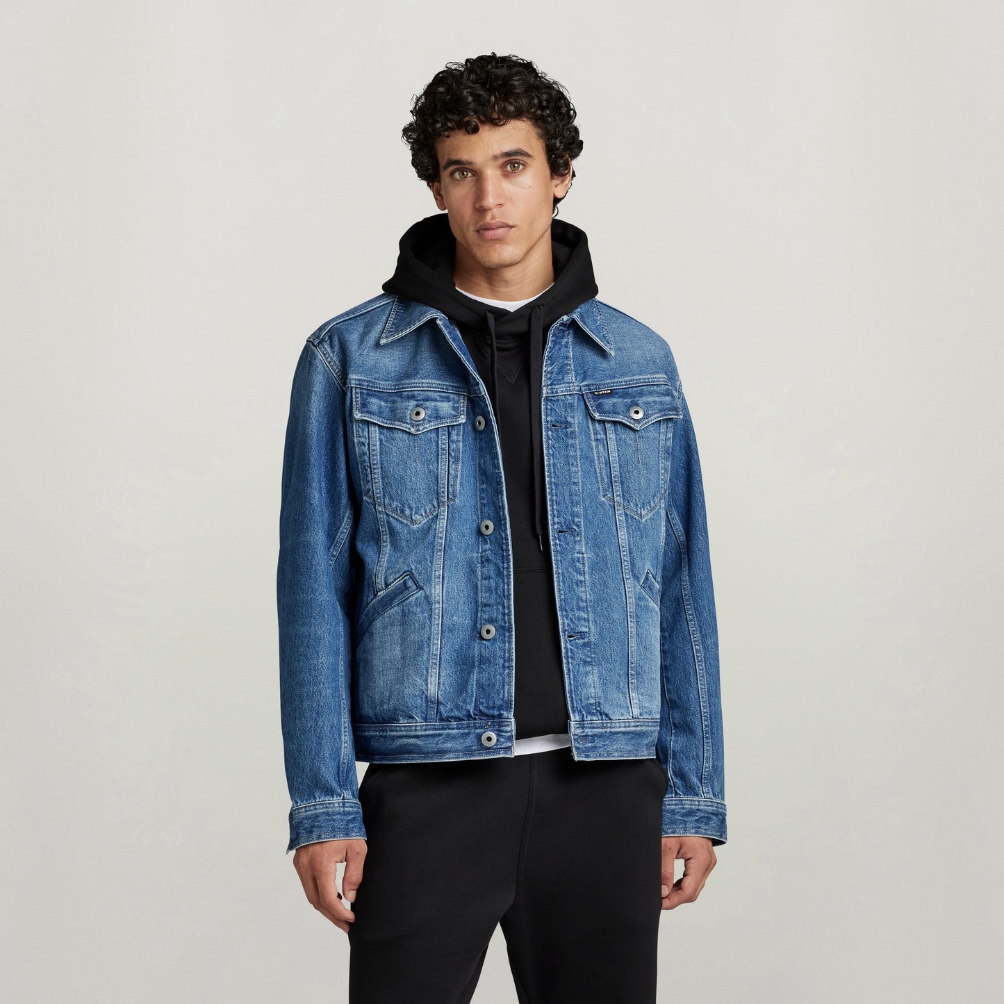 Chaqueta unisex Flight Combat en denim azul, con botones y mangas largas, estilo moderno y cómodo.