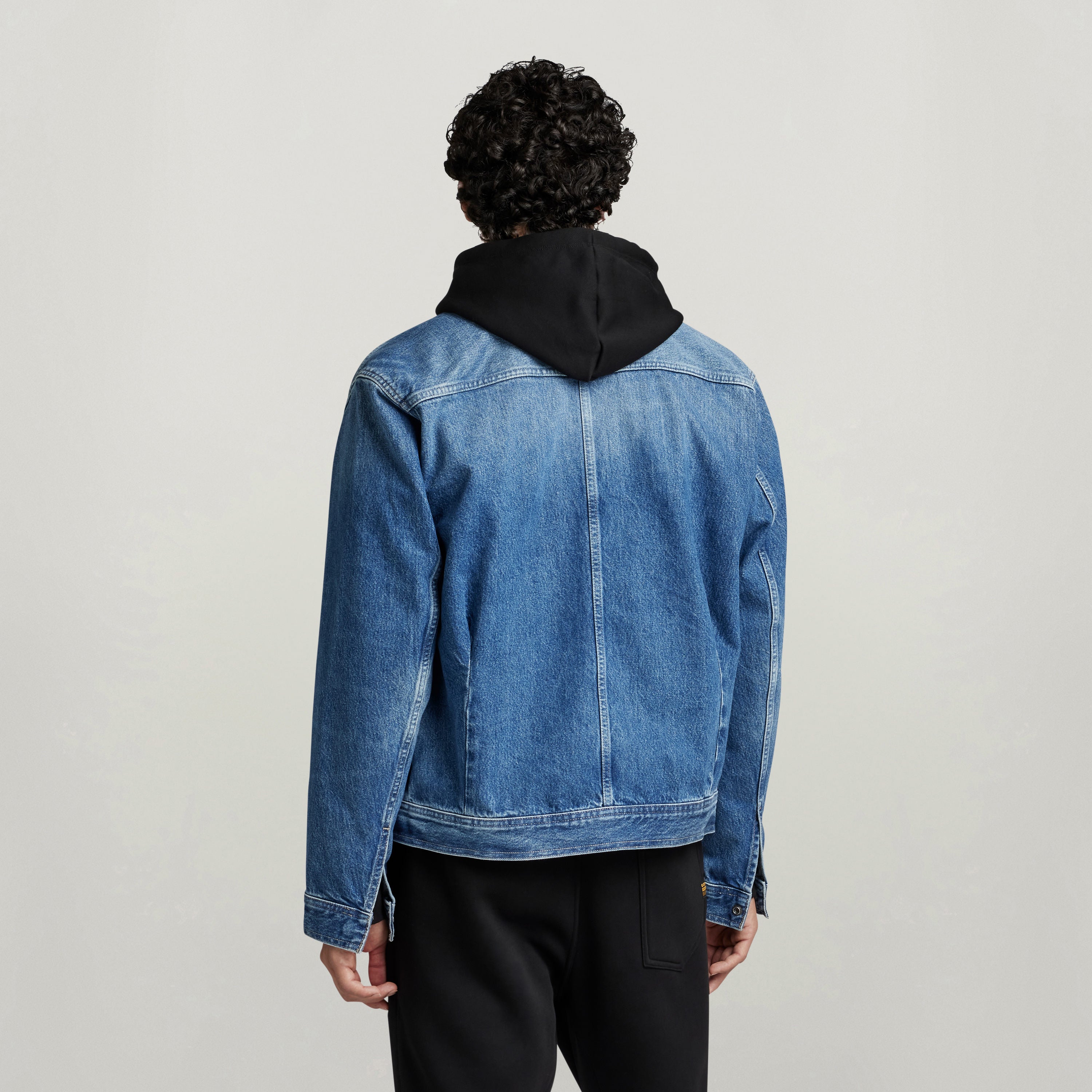 Chaqueta unisex Flight Combat vista trasera, estilo denim con capucha negra.
