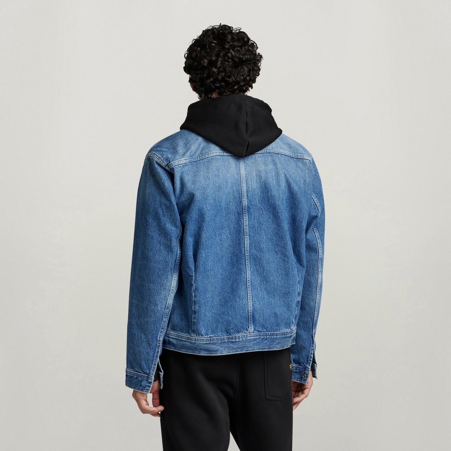 Chaqueta unisex Flight Combat vista trasera, estilo denim con capucha negra.
