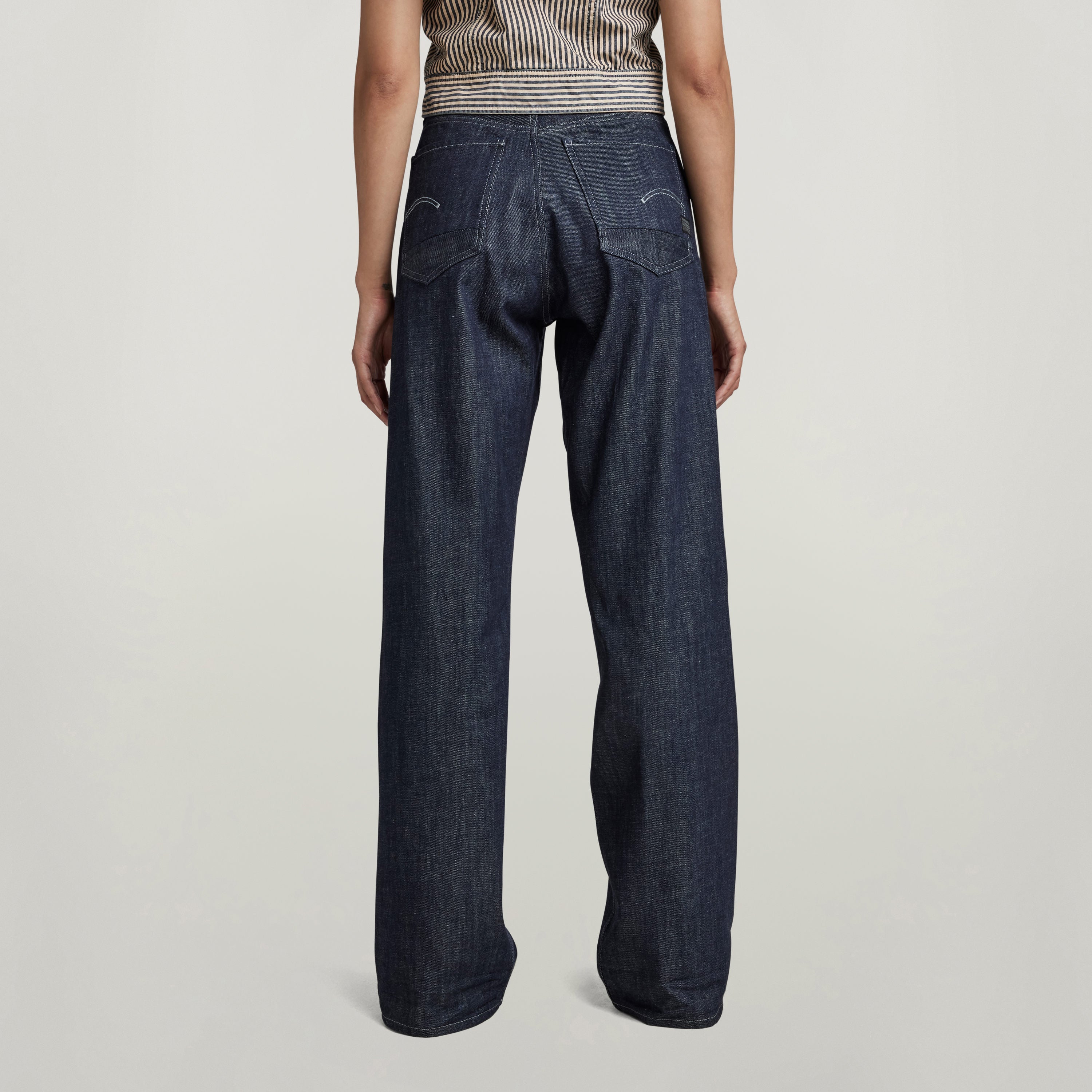 Vista trasera de jeans Stray Ultra High Loose en denim oscuro, con detalle de bolsillos en la parte posterior.