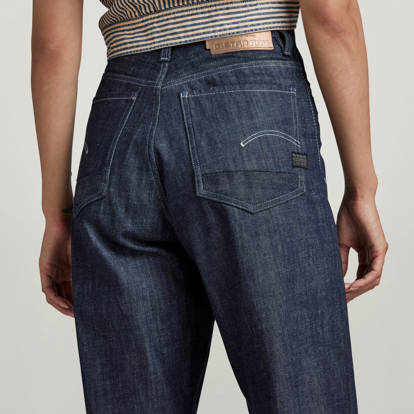 Vista trasera de los jeans Stray Ultra High Loose mostrando el diseño de corte relajado y los detalles de los bolsillos.