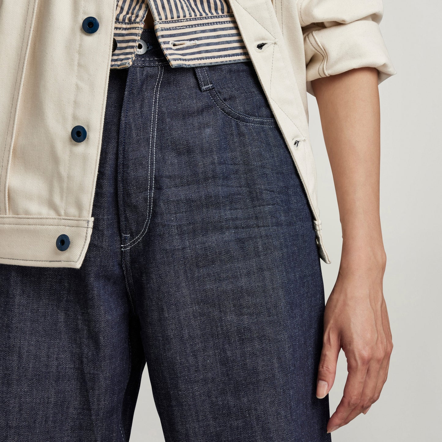 Close-up of ultra high loose jeans with a relaxed fit and reinforced pockets.
