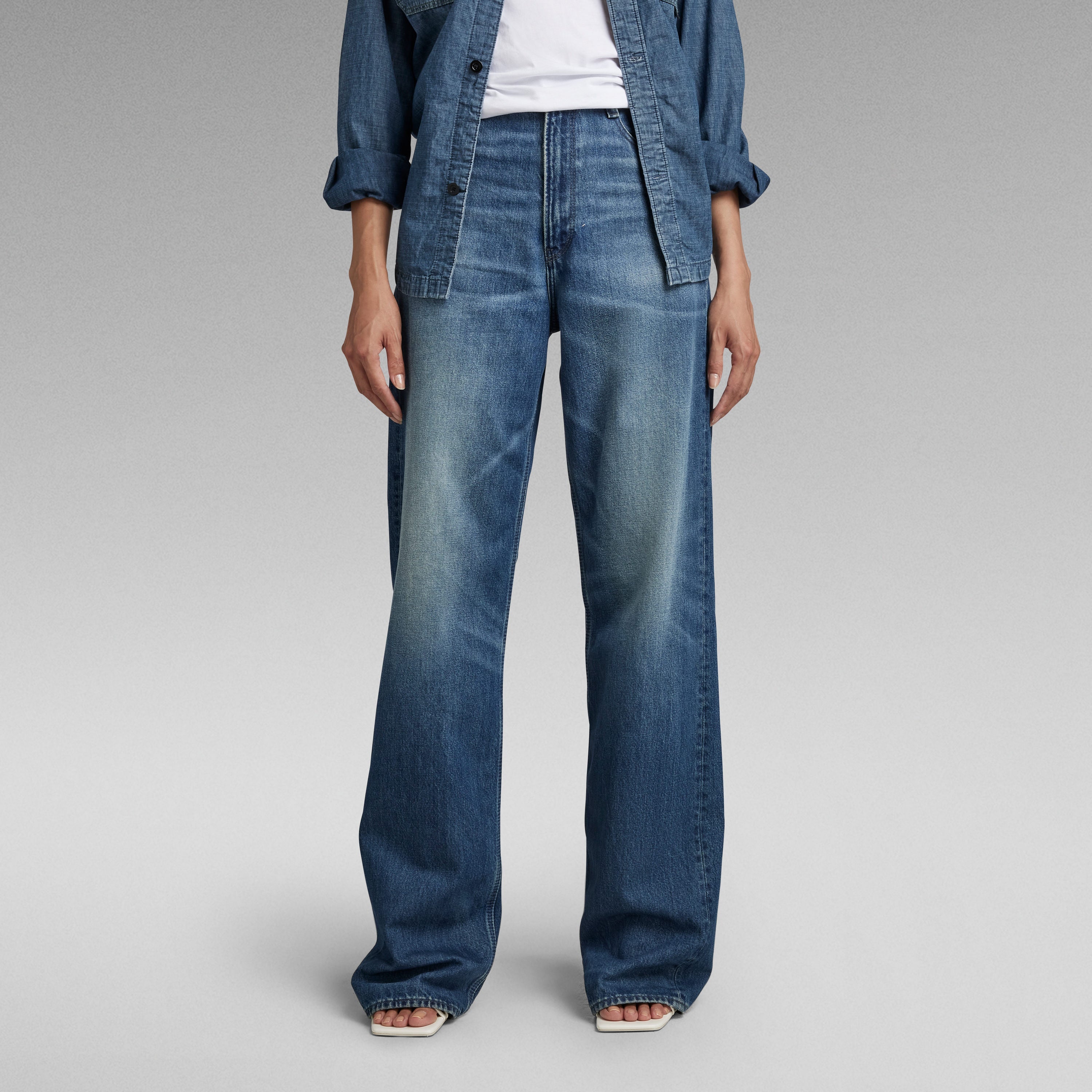 Mujer con jeans Stray Ultra High Loose de corte relajado y talle muy alto, mostrando el diseño moderno.