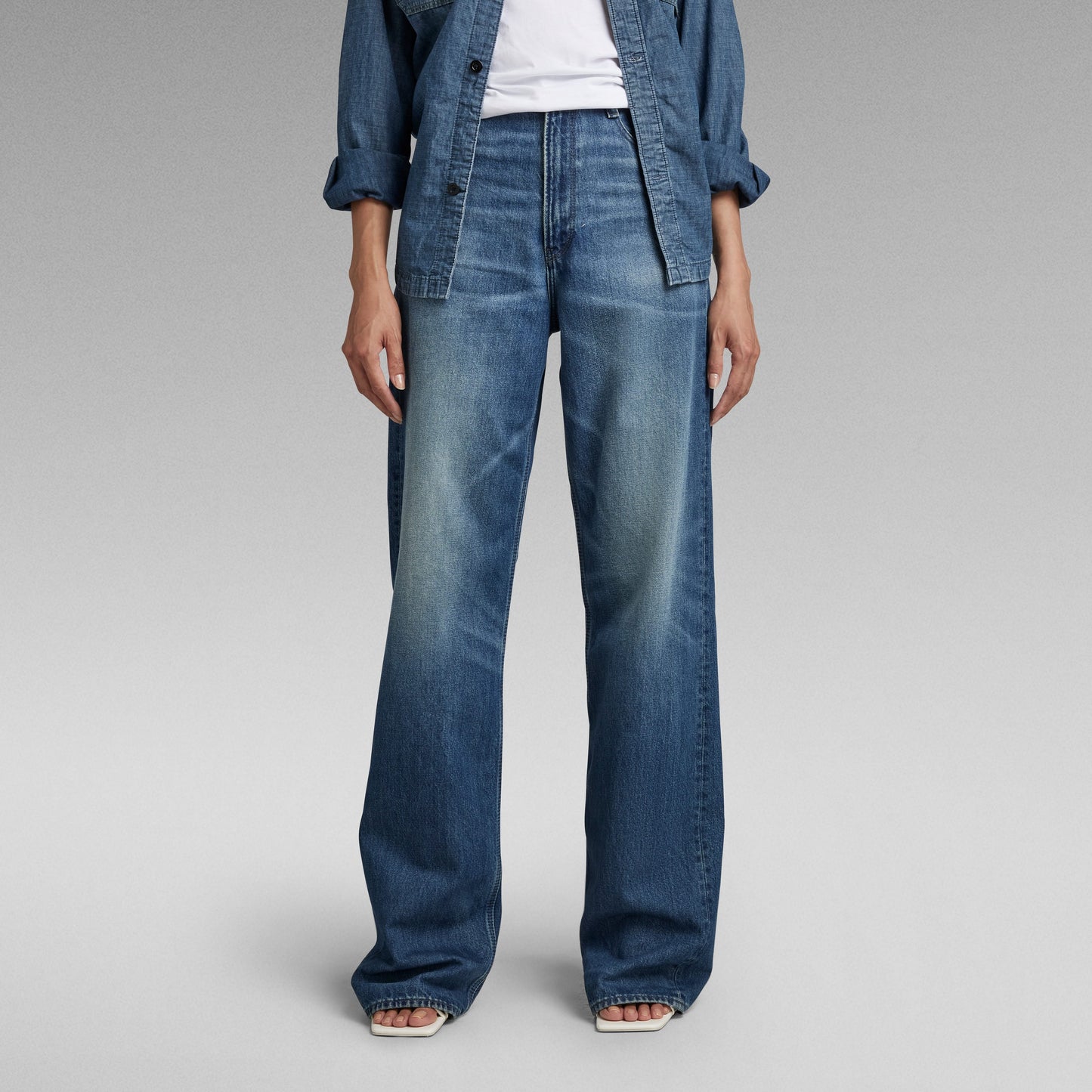 Mujer con jeans Stray Ultra High Loose de corte relajado y talle muy alto, mostrando el diseño moderno.
