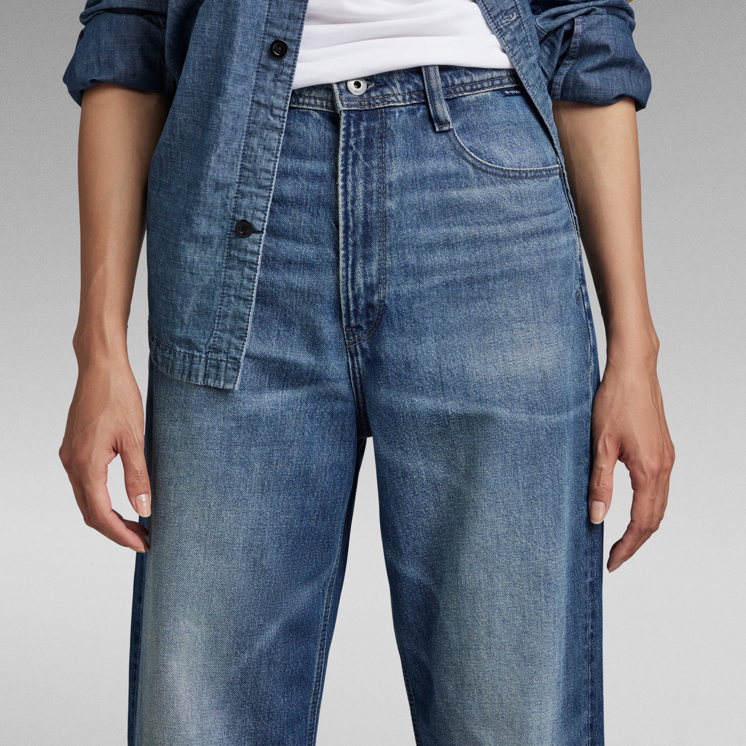Jeans Stray Ultra High Loose mostrando su corte relajado y talle alto en primer plano.